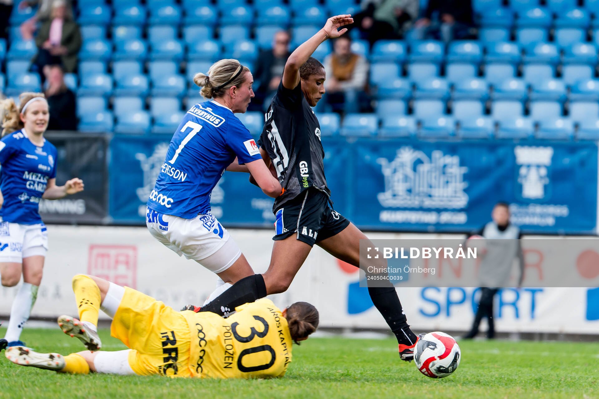Växjö DFFs Eva Dessislava Dupuy på väg att slå i 1-2