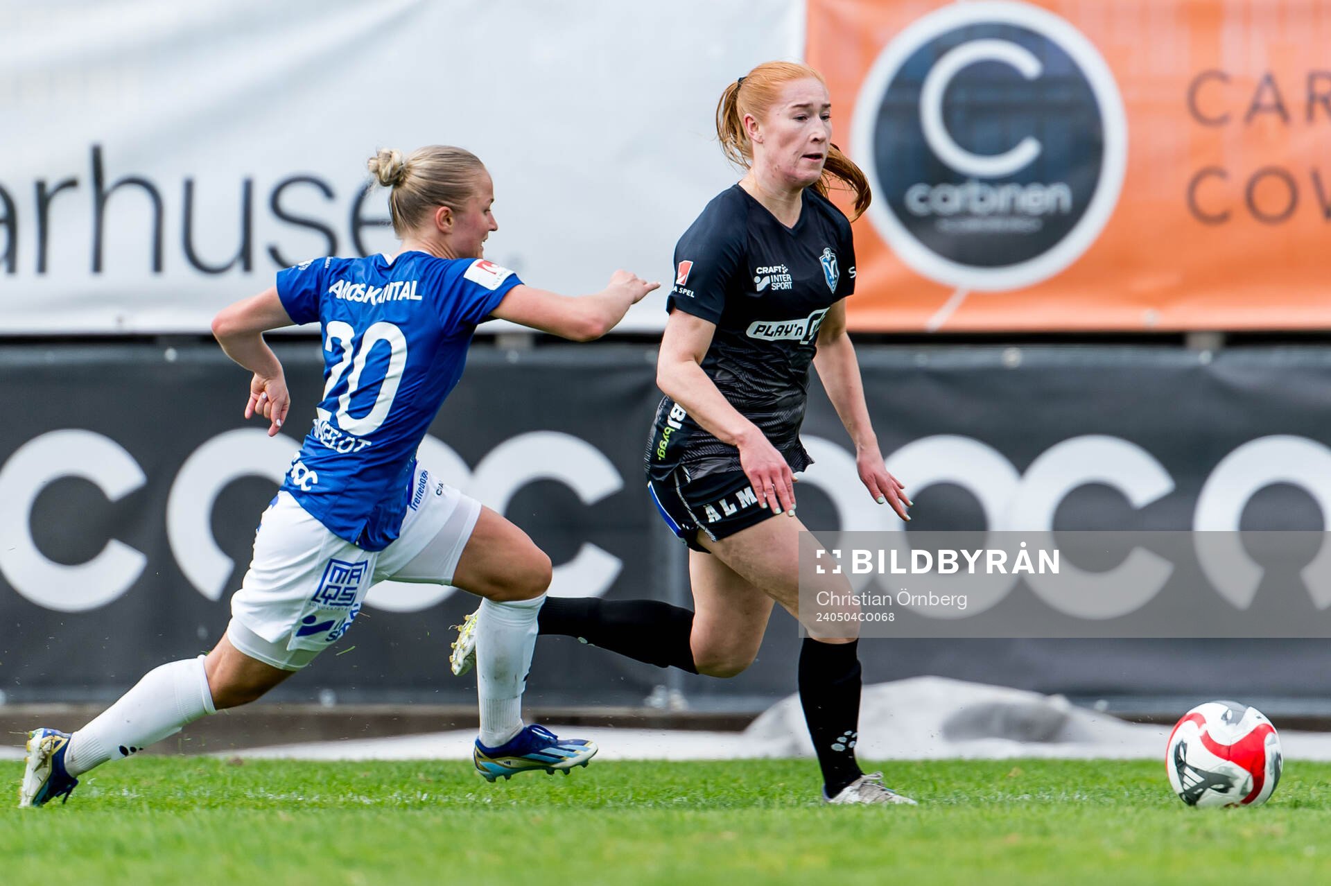 Trelleborgs Lova Sternfeldt och Växjö DFFs Tilde Johansson under fotbollsmatchen i Damallsvenskan mellan Trelleborg och Växjö DFF den 4 maj 2024 i Trelleborg.