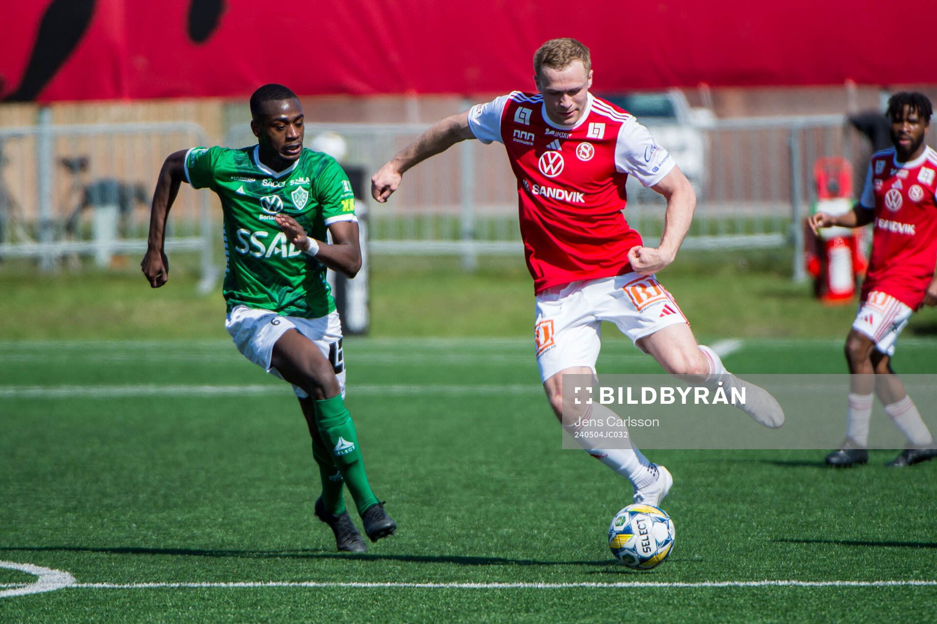 Brages Adil Titi och Sandvikens James Joseph Kirby under fotbollsmatchen i Superettan mellan Sandviken och Brage den 4 maj 2024 i Sandviken. 