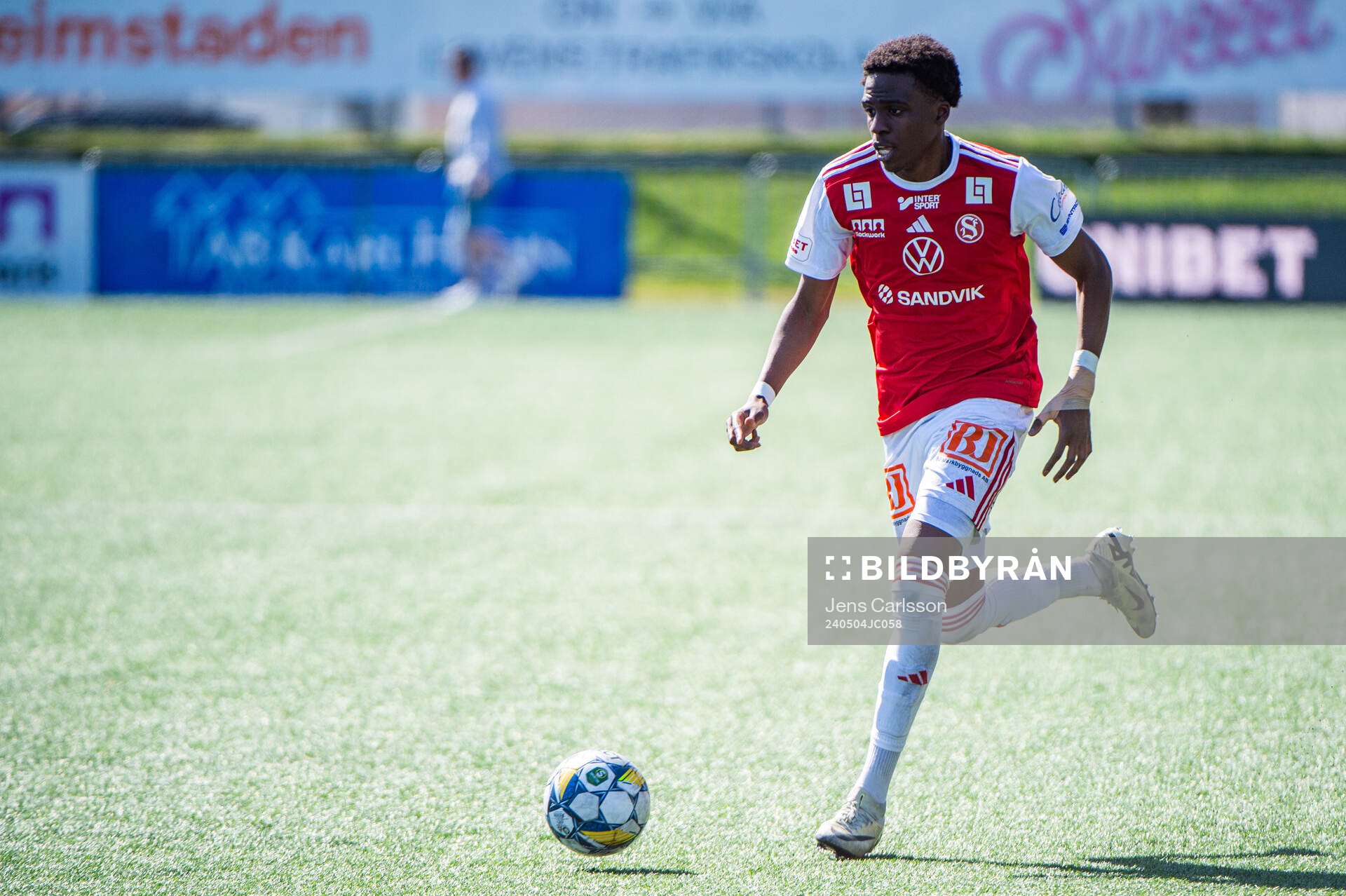 Sandvikens Calvin Kabuye under fotbollsmatchen i Superettan mellan Sandviken och Brage den 4 maj 2024 i Sandviken. 