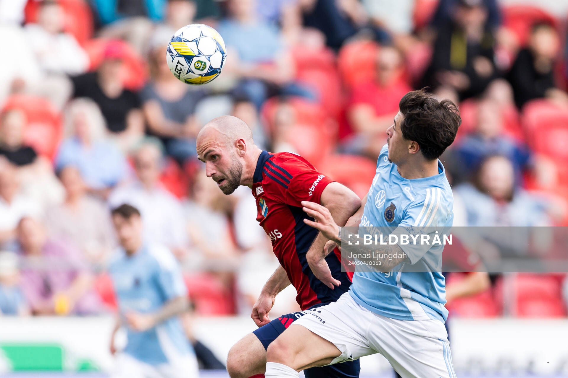 Östers Sebastian Hedlund och Gefles Antonio Yakoub under fotbollsmatchen i Superettan mellan Öster och Gefle den 4 maj 2024 i Växjö. 