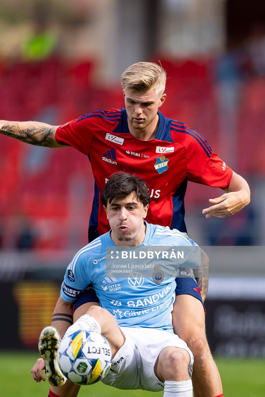 Östers Mattis Adolfsson och Gefles Antonio Yakoub under fotbollsmatchen i Superettan mellan Öster och Gefle den 4 maj 2024 i Växjö. 
