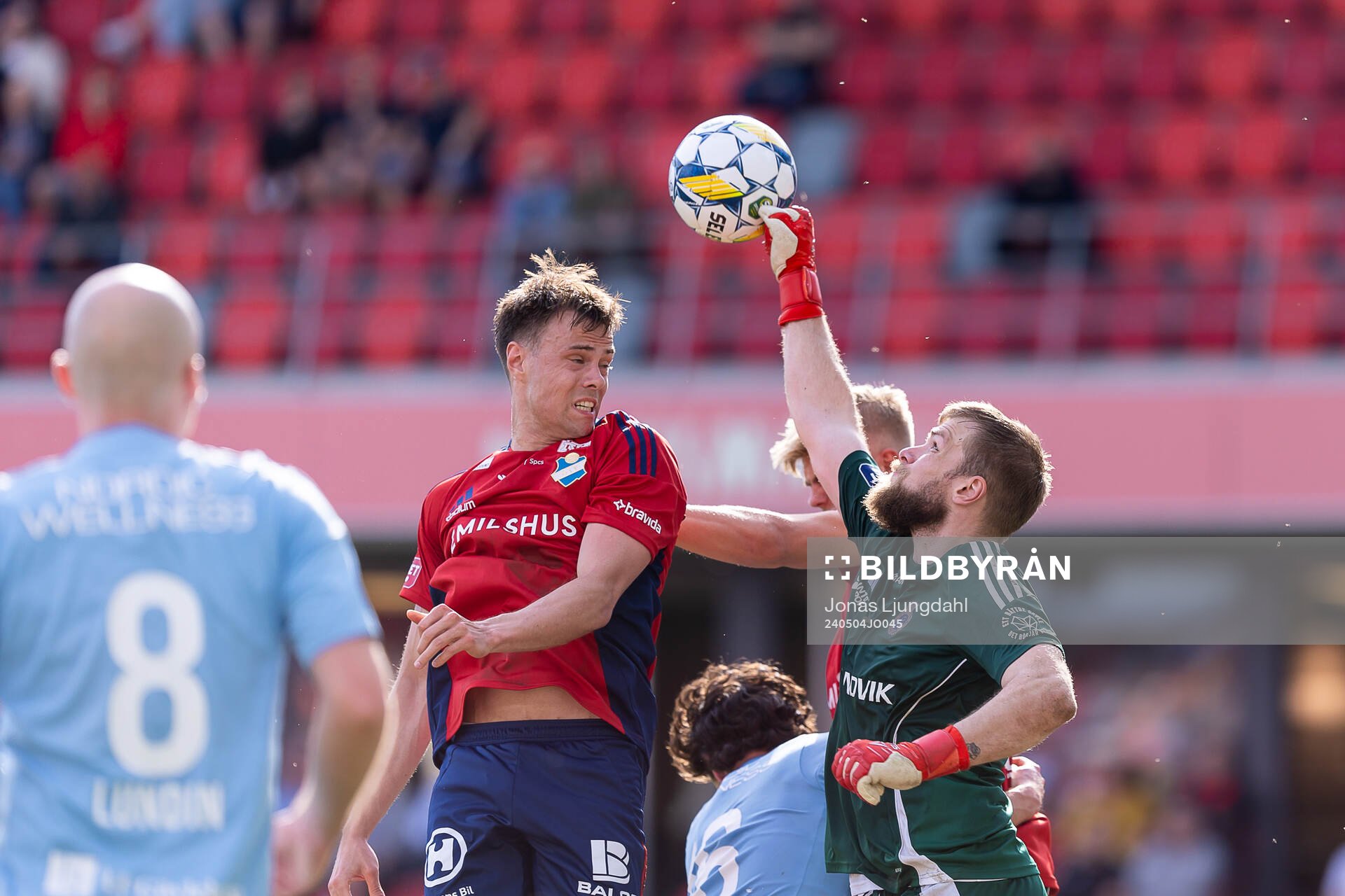 Östers Thorri Mar Thorisson och Gefles målvakt Tobias