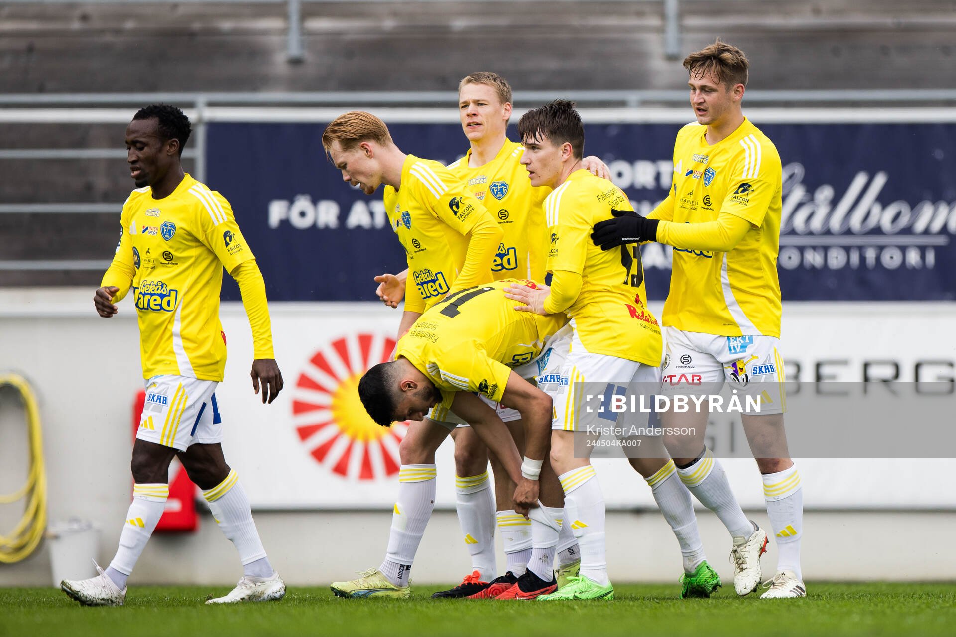 Falkenbergs Oskar Lindberg jublar med lagkamrater