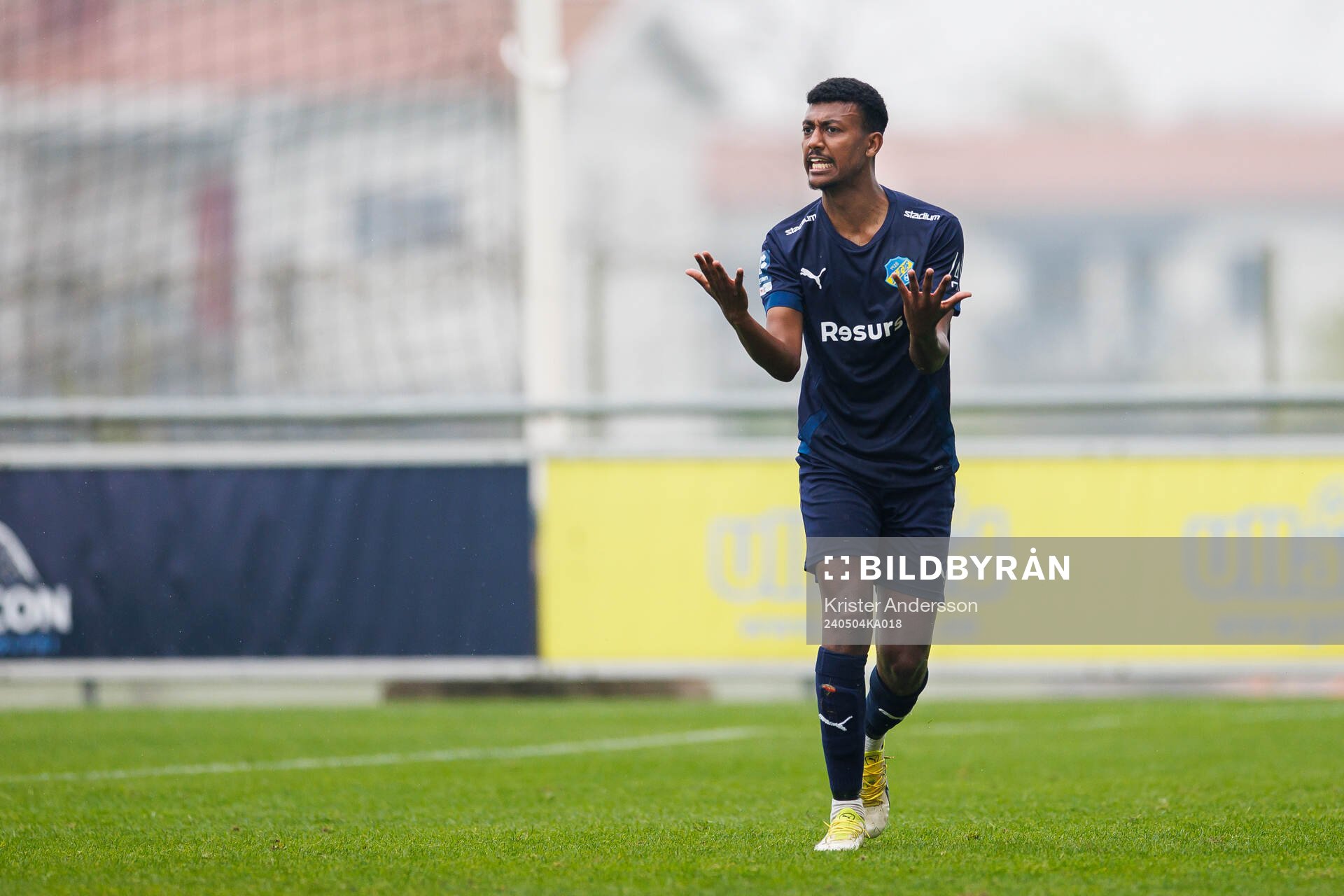 Eskilsminnes Josef Getachew reagerar under fotbollsmatchen i Ettan södra mellan Falkenberg och Eskilsminne den 4 maj 2024 i Falkenberg.