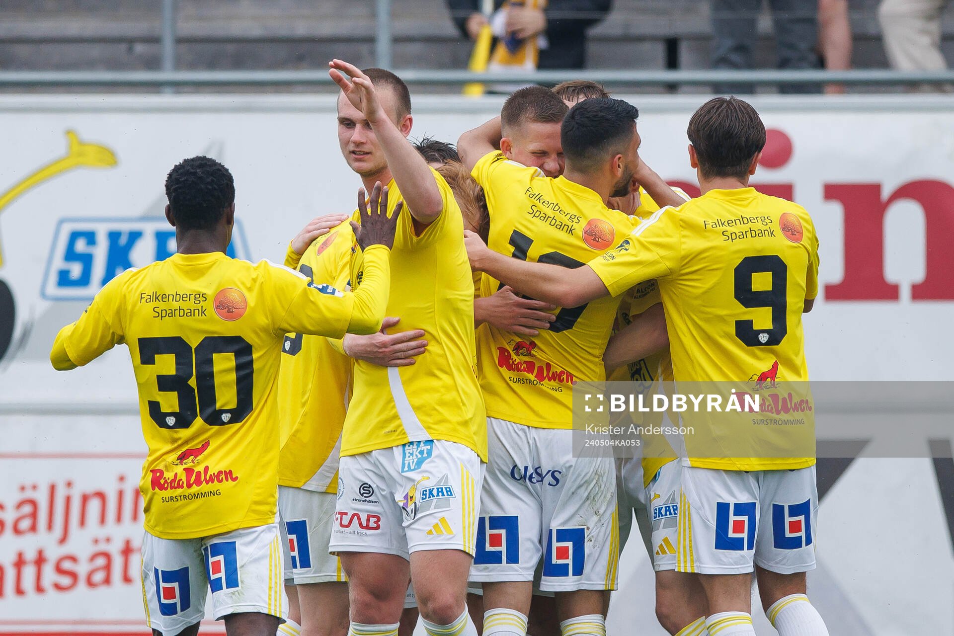 Falkenbergs Tim Stålheden jublar med lagkamrater efter 3-0 under fotbollsmatchen i Ettan södra mellan Falkenberg och Eskilsminne den 4 maj 2024 i Falkenberg.