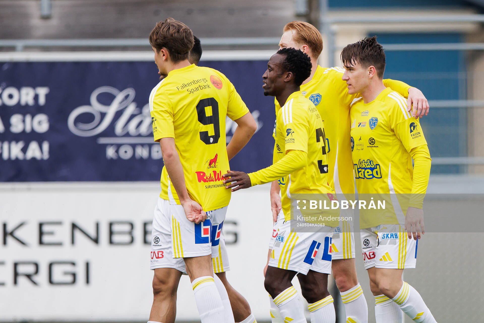 Falkenbergs Oskar Lindberg jublar med lagkamrater