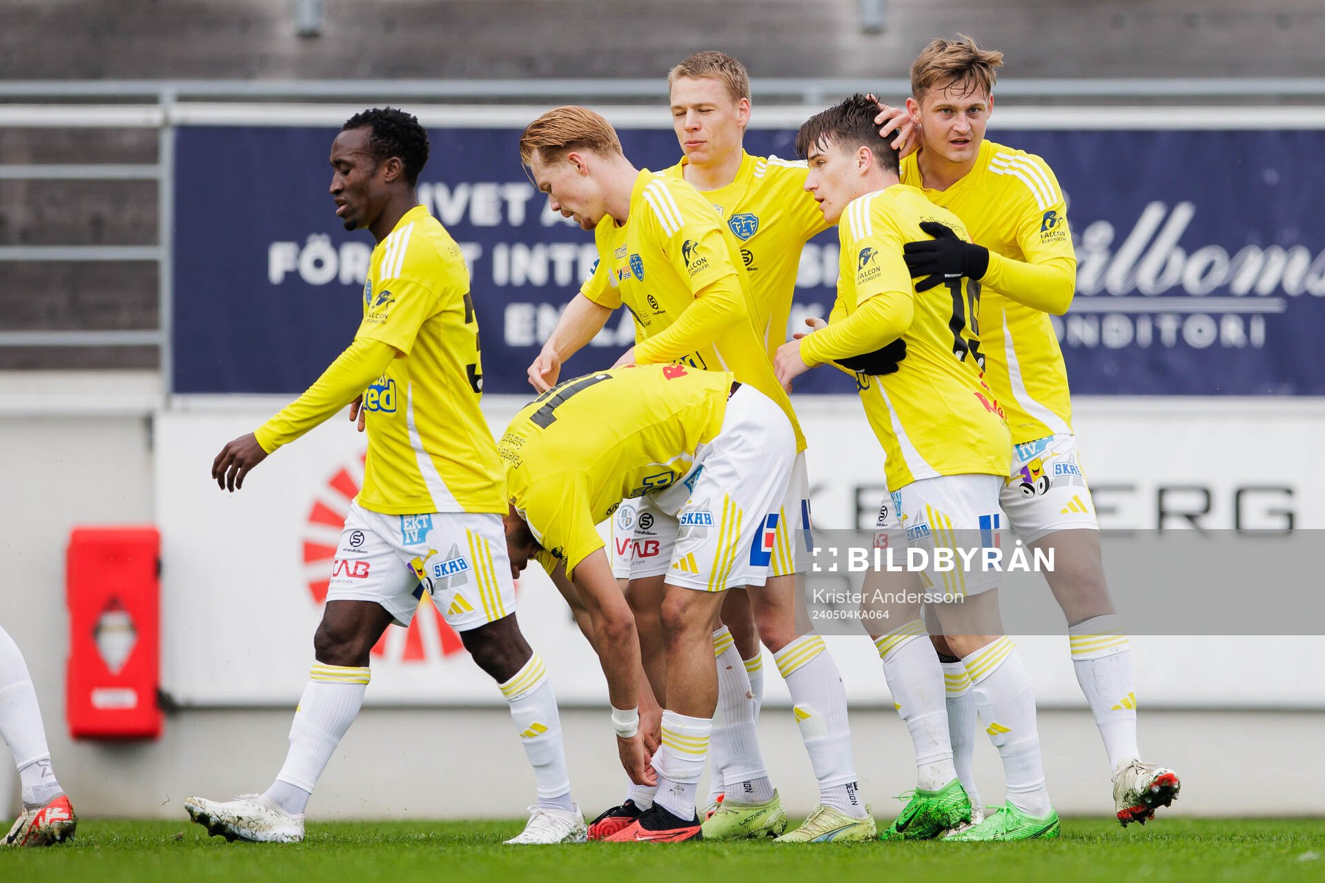 Falkenbergs Oskar Lindberg jublar med lagkamrater