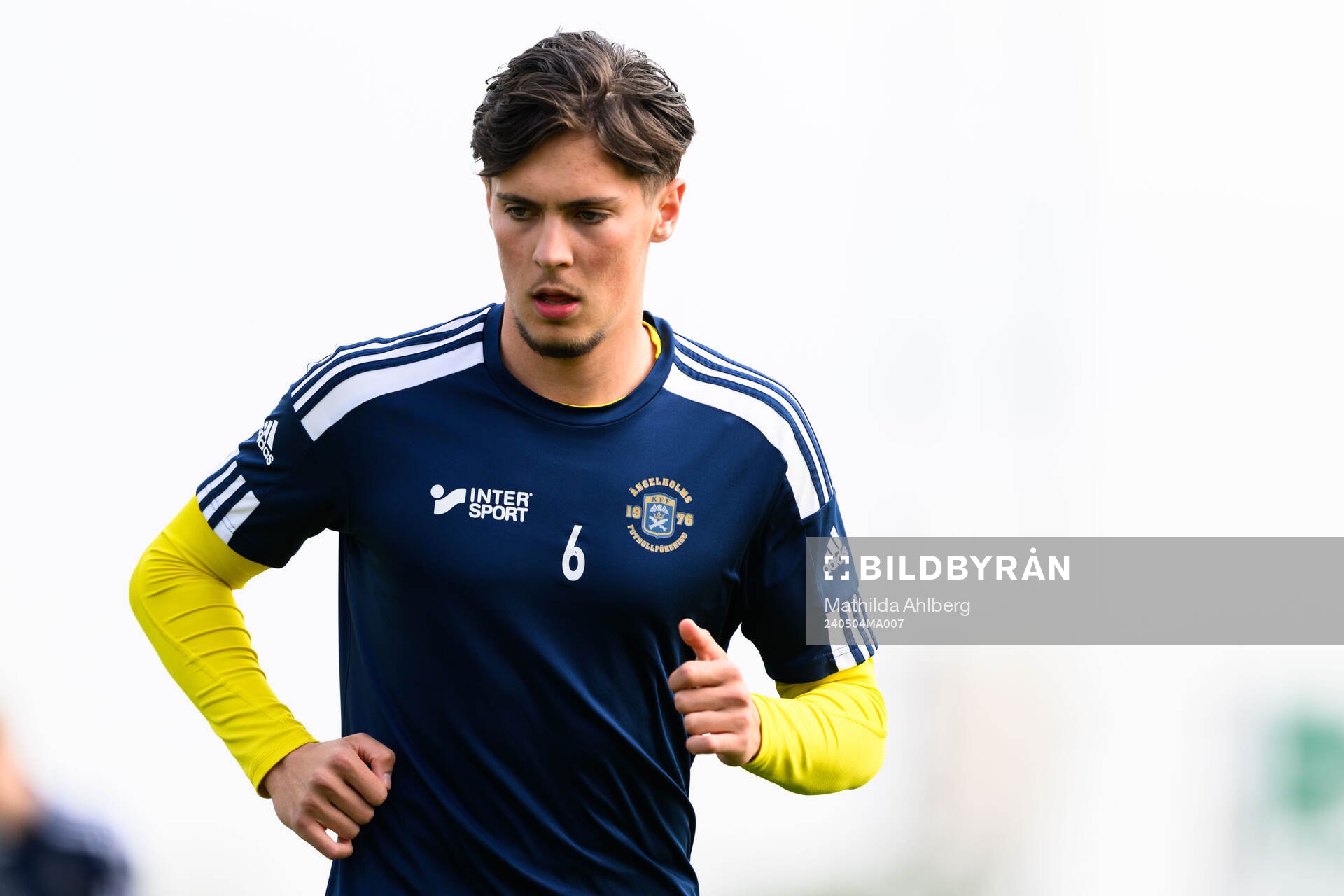 Ängelholms Adrian Colak inför fotbollsmatchen i Division 1 Södra mellan Ängelholm och Ljungskile den 4 maj 2024 i Ängelholm. 