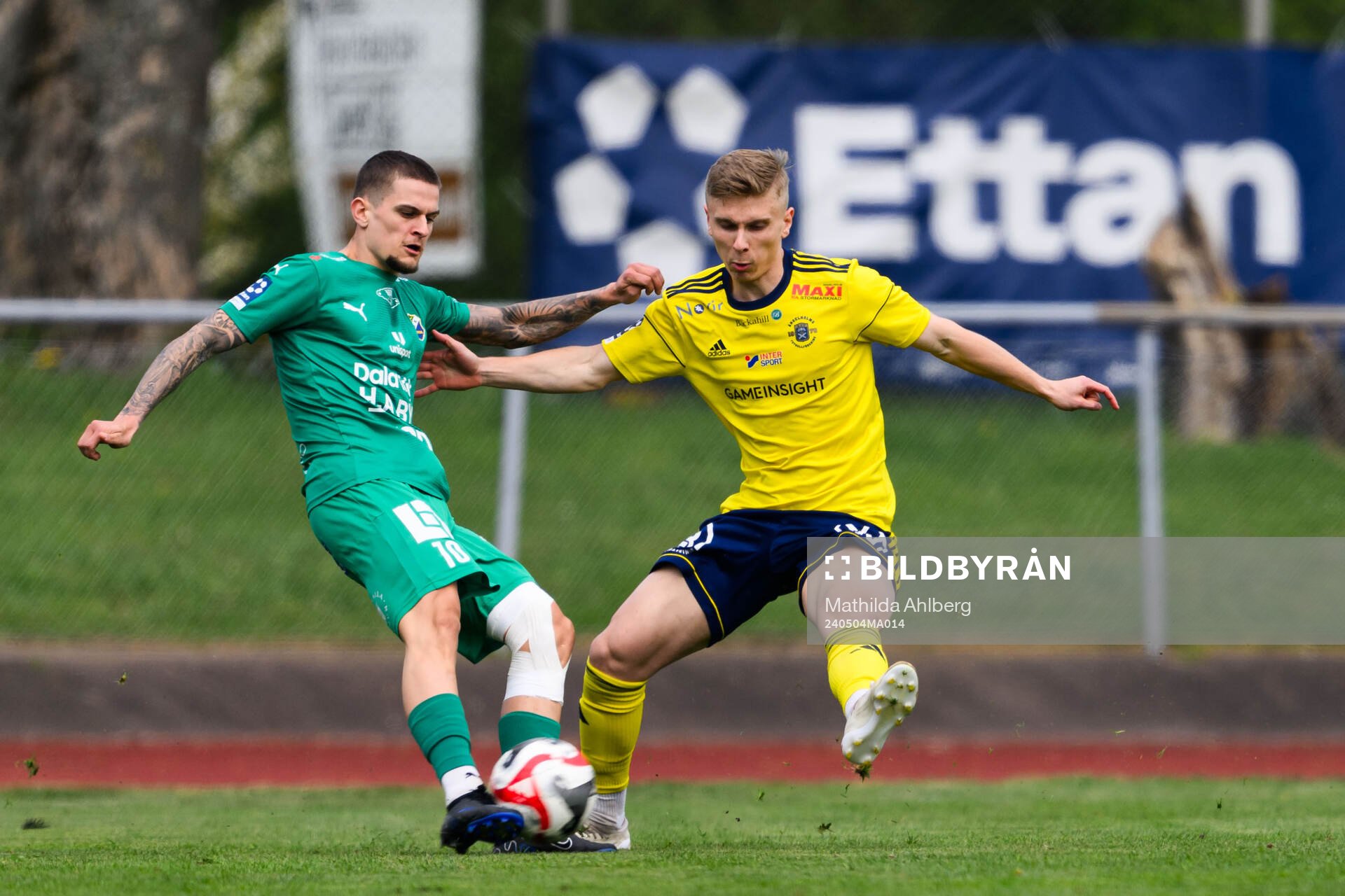 Ljungskiles Filip Ambroz och Ängelholms William Lindberg under fotbollsmatchen i Division 1 Södra mellan Ängelholm och Ljungskile den 4 maj 2024 i Ängelholm.