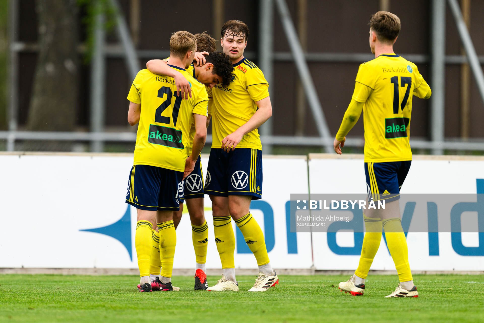 Ängelholms Ännäss Al Hamlawi och Johan Gudmundsson jublar efter 2-0 under fotbollsmatchen i Division 1 Södra mellan Ängelholm och Ljungskile den 4 maj 2024 i Ängelholm.