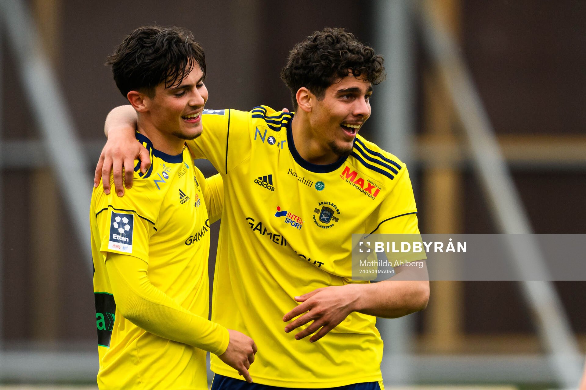 Ängelholms Adrian Colak och Ännäss Al Hamlawi jublar