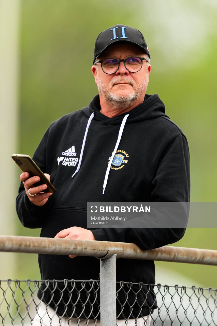 Ängelholms sportchef Roar Hansen under fotbollsmatchen i Division 1 Södra mellan Ängelholm och Ljungskile den 4 maj 2024 i Ängelholm.