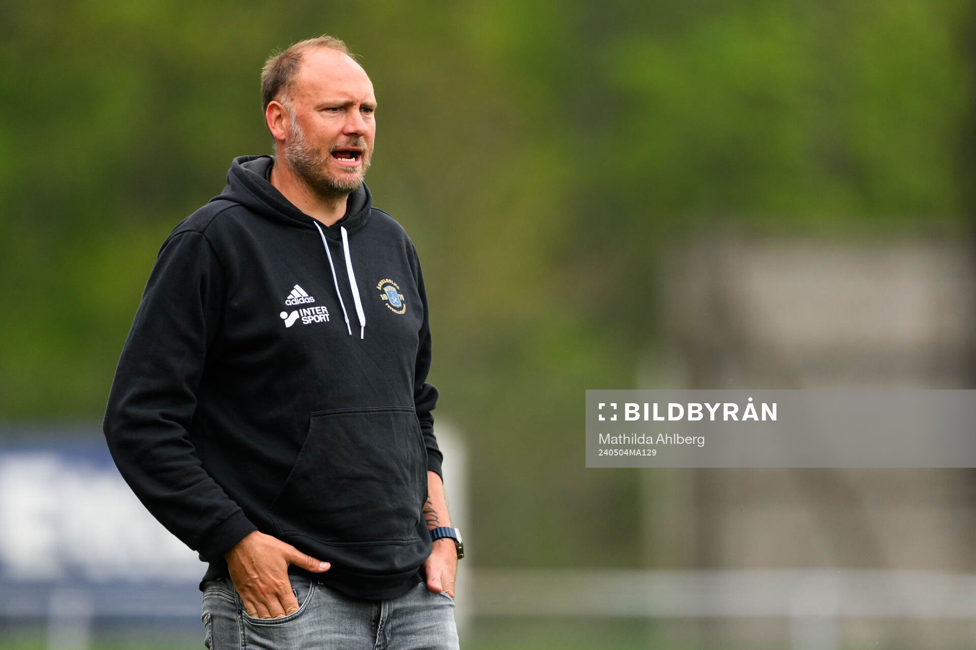 Ängelholms huvudtränare Andreas Granqvist under fotbollsmatchen i Division 1 Södra mellan Ängelholm och Ljungskile den 4 maj 2024 i Ängelholm.
