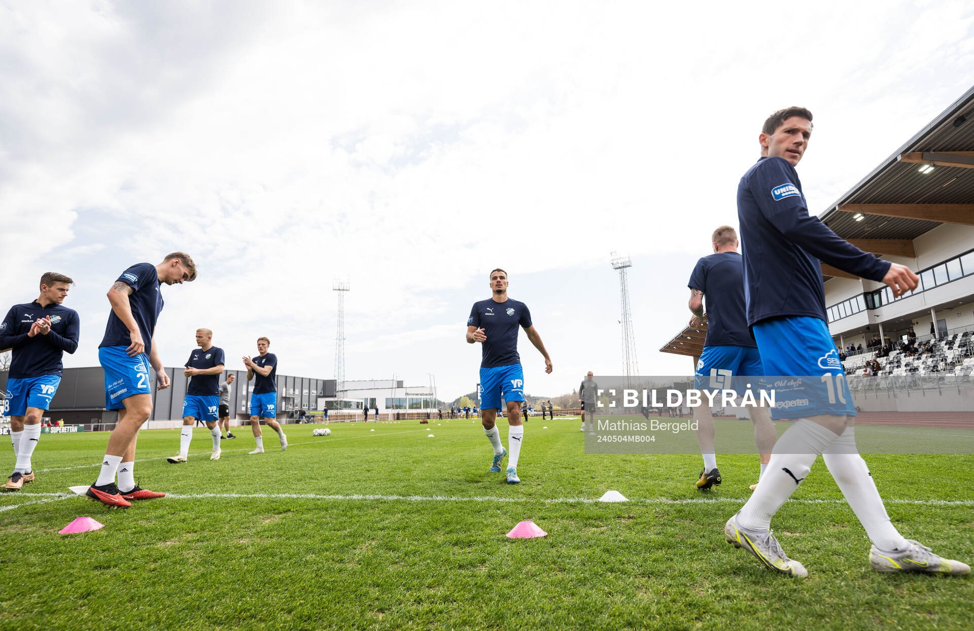 IK Oddevolds Assad Al Hamlawi och Liridon Kalludra inför fotbollsmatchen i Superettan mellan IK Oddevold och GIF Sundsvall den 4 maj 2024 i Uddevalla.
