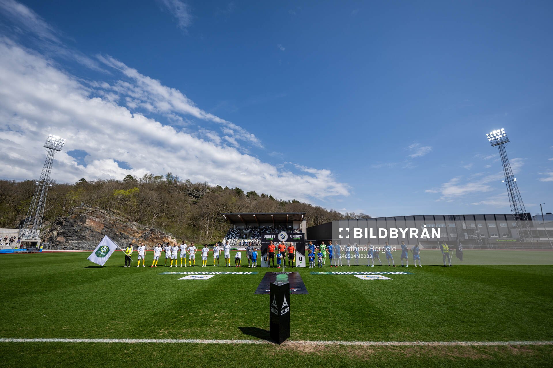 GIF Sundsvalls och IK Oddevolds spelare vid line-up inför fotbollsmatchen i Superettan mellan IK Oddevold och GIF Sundsvall den 4 maj 2024 i Uddevalla. 