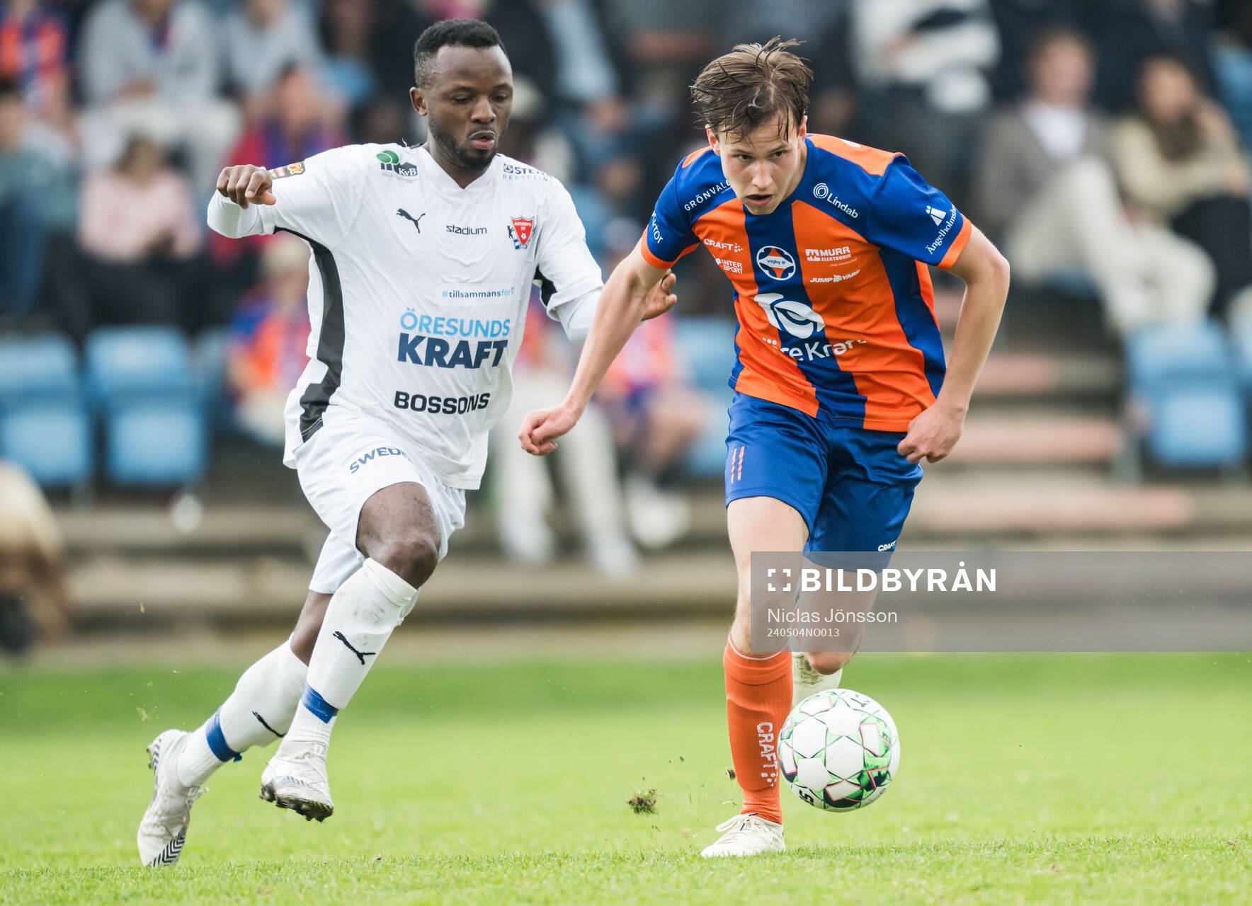 Åstorps Monday Samuel och Vejbys David Nilsson under fotbollsmatchen i Division 3 Sydvästra Götaland mellan Vejby och Åstorp den 4 maj 2024 i Vejby.