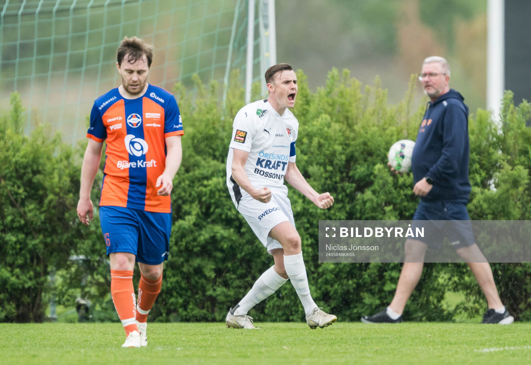 Åstorps Oskar Lindblom jublar efter 0-2 under fotbollsmatchen i Division 3 Sydvästra Götaland mellan Vejby och Åstorp den 4 maj 2024 i Vejby.