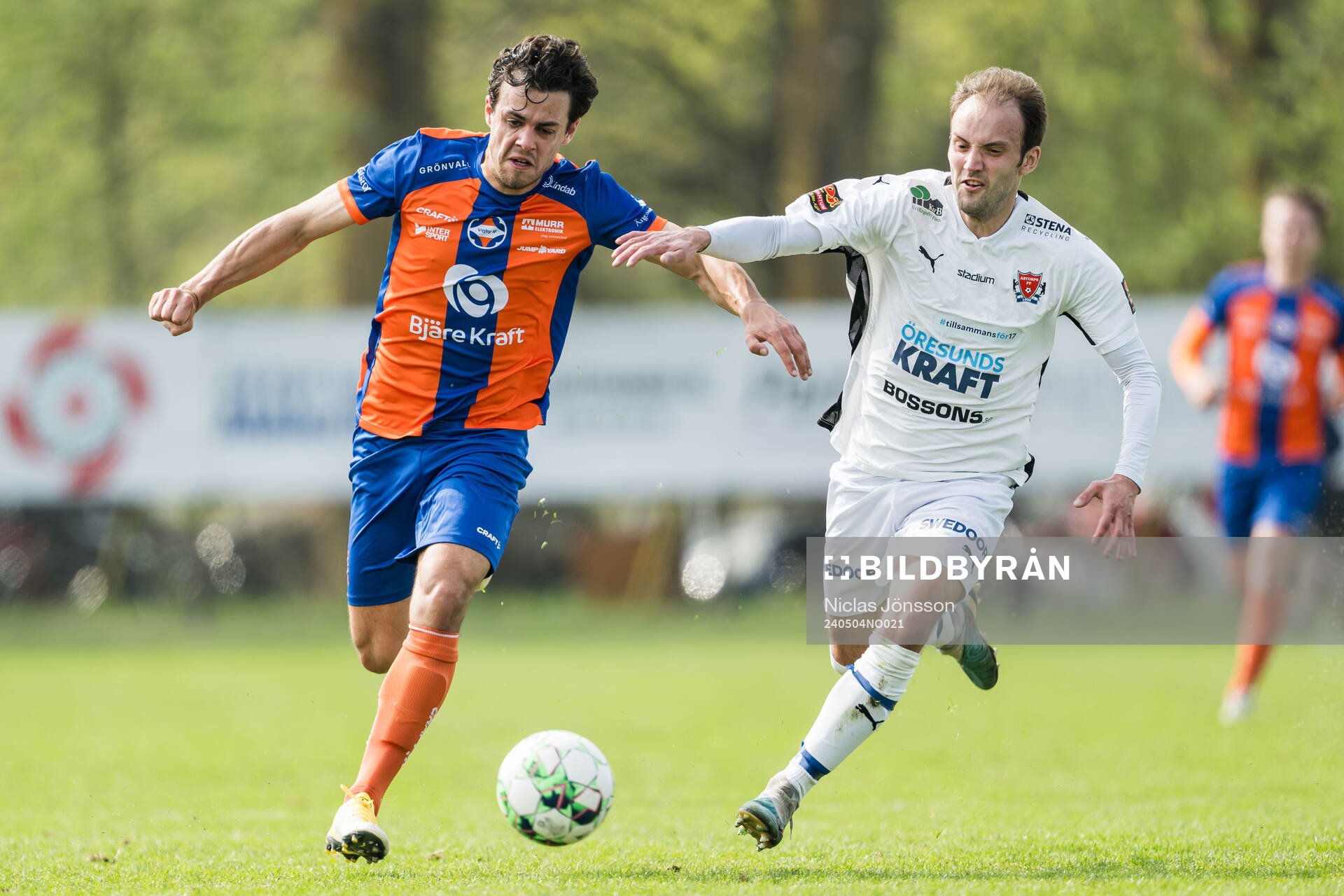 Vejbys Hugo Rosendahl och Åstorps Andreas Persson under fotbollsmatchen i Division 3 Sydvästra Götaland mellan Vejby och Åstorp den 4 maj 2024 i Vejby.