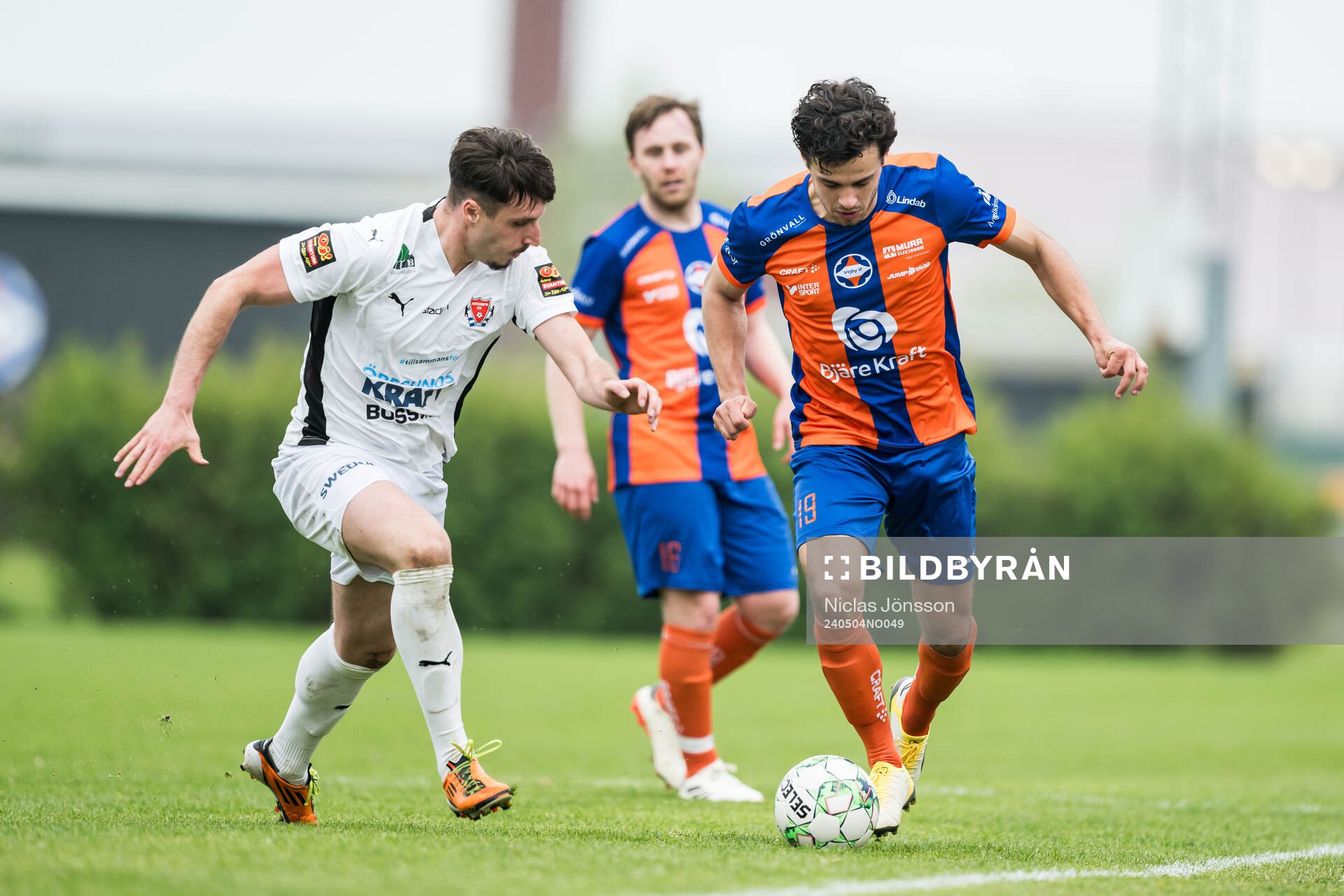 Åstorps Indrit Shala och Vejbys Hugo Rosendahl under fotbollsmatchen i Division 3 Sydvästra Götaland mellan Vejby och Åstorp den 4 maj 2024 i Vejby.