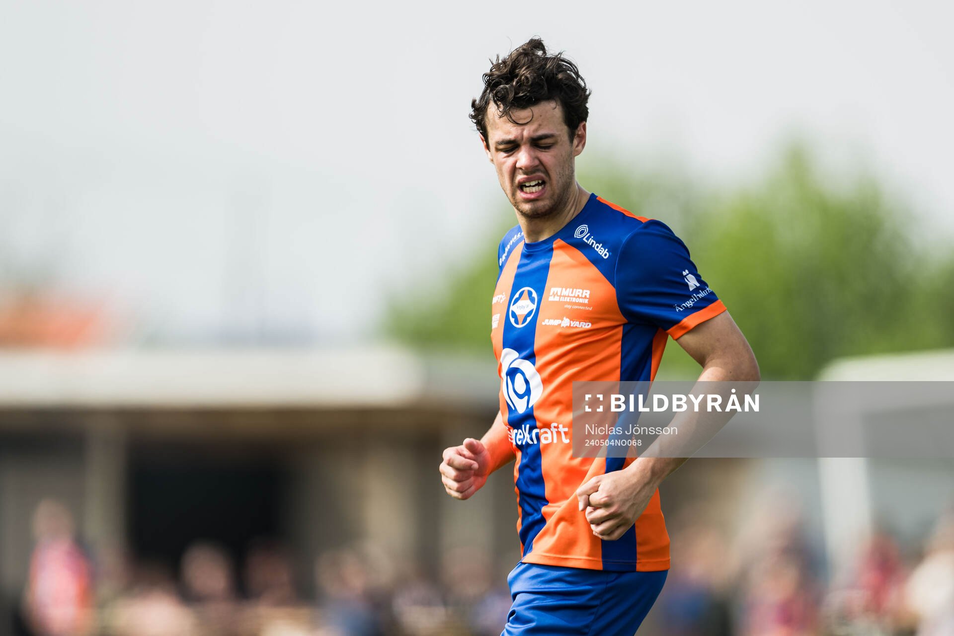 Vejbys Hugo Rosendahl under fotbollsmatchen i Division 3 Sydvästra Götaland mellan Vejby och Åstorp den 4 maj 2024 i Vejby. 