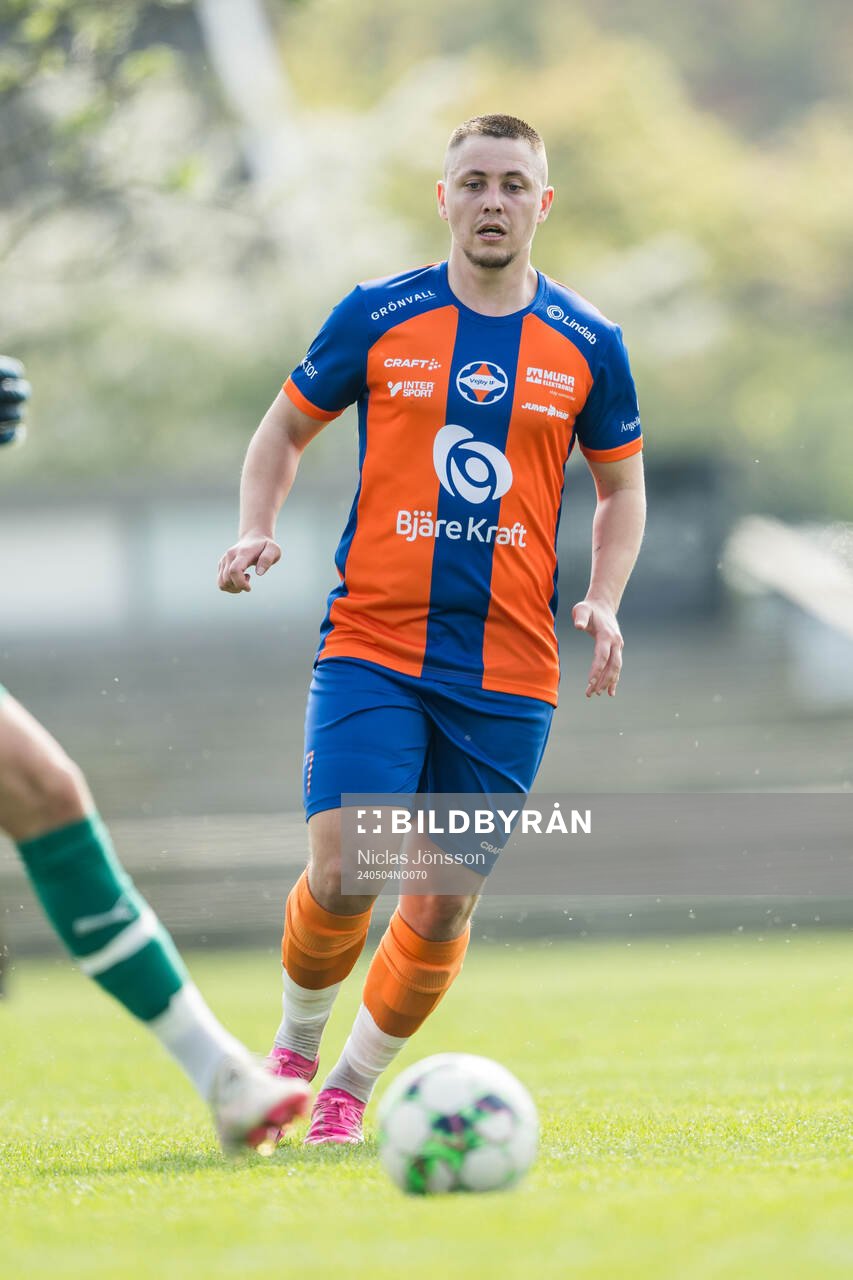 Vejbys Robin Holmkvist under fotbollsmatchen i Division 3 Sydvästra Götaland mellan Vejby och Åstorp den 4 maj 2024 i Vejby.