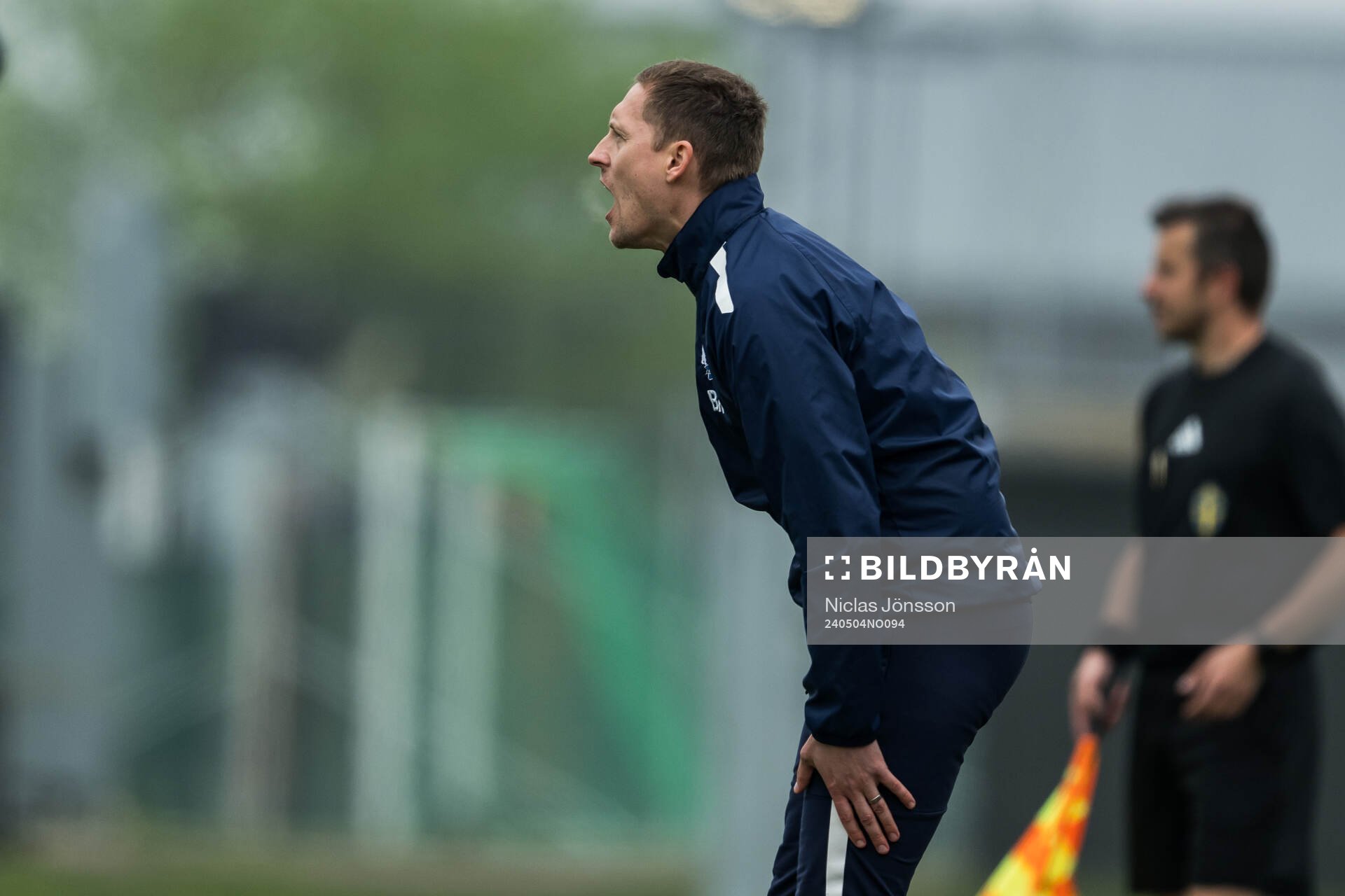 Åstorps tränare Bobby Alm Nilsson under fotbollsmatchen i Division 3 Sydvästra Götaland mellan Vejby och Åstorp den 4 maj 2024 i Vejby.