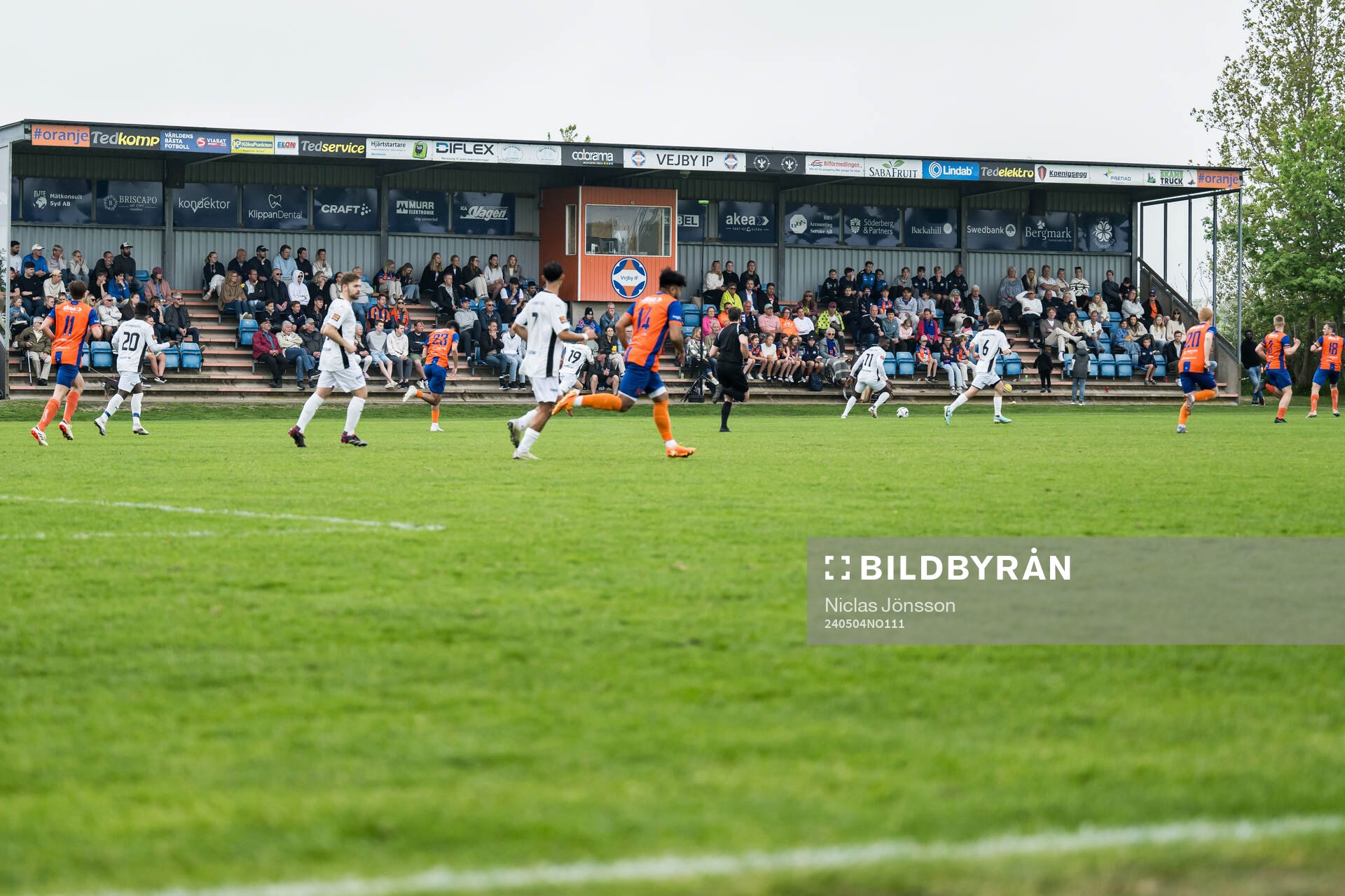 Vejby IP:s läktare under fotbollsmatchen i Division 3 Sydvästra Götaland mellan Vejby och Åstorp den 4 maj 2024 i Vejby. 