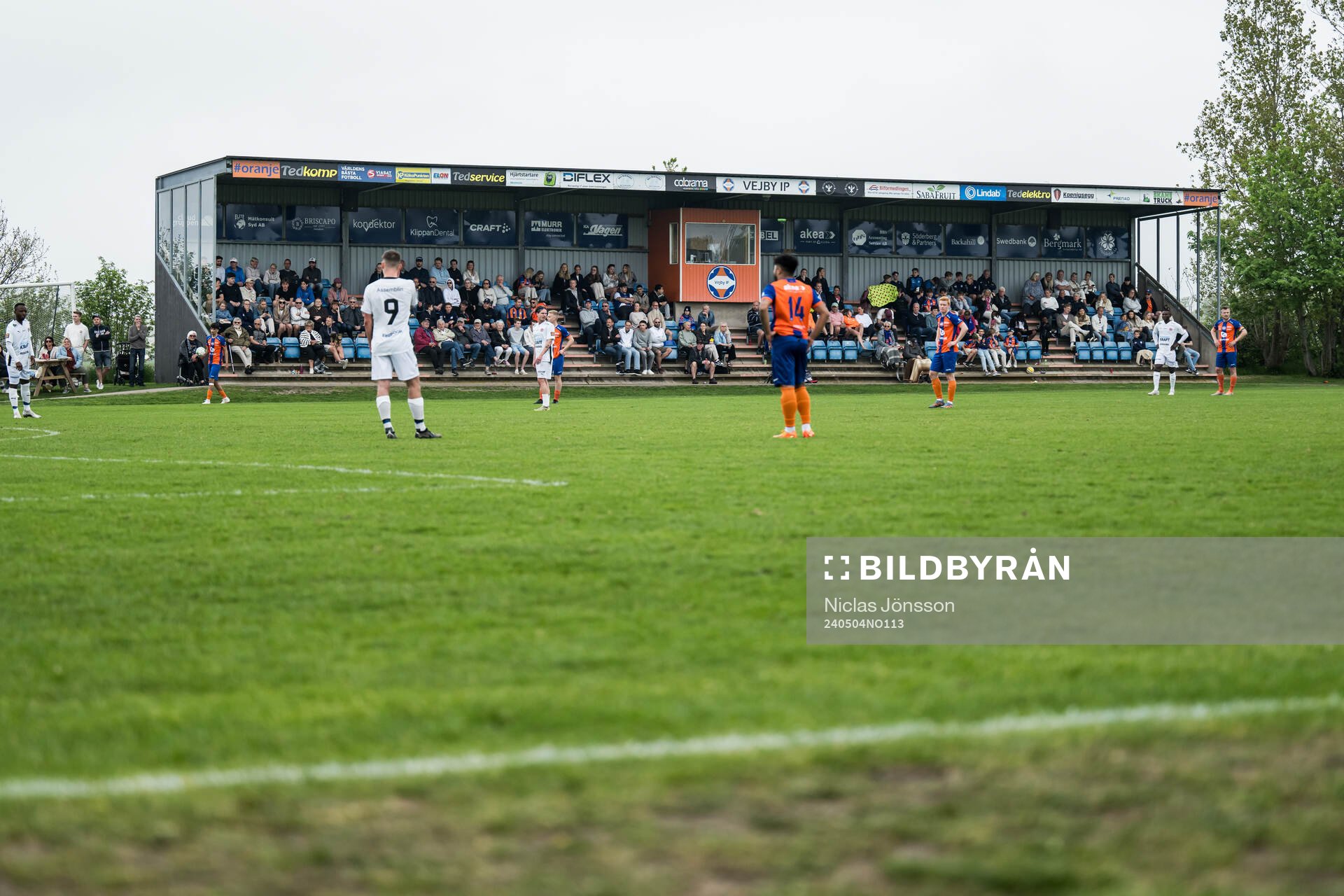 Vejby IP:s läktare under fotbollsmatchen i Division 3 Sydvästra Götaland mellan Vejby och Åstorp den 4 maj 2024 i Vejby. 