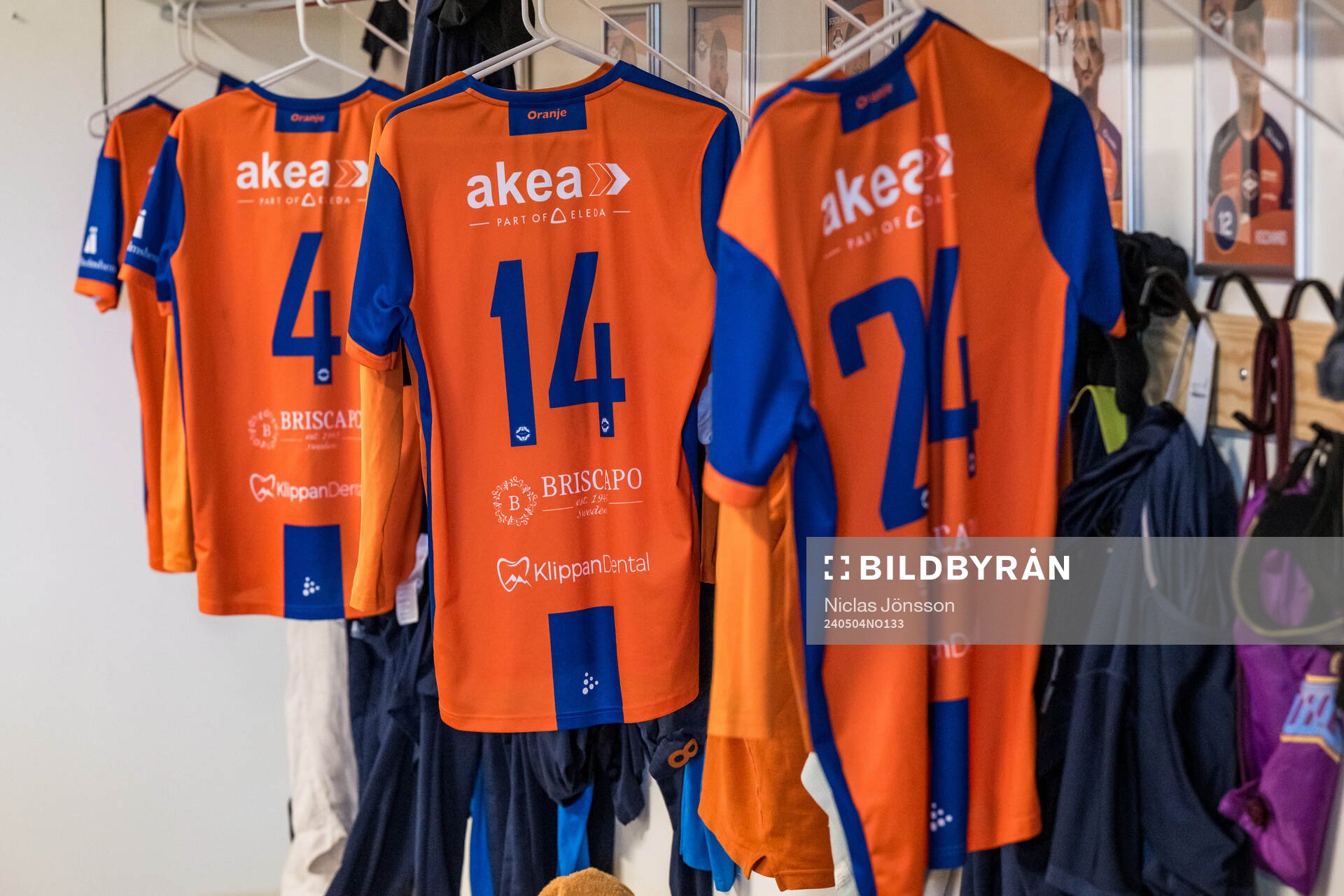 s matchtröja innan fotbollsmatchen i Division 3 Sydvästra
