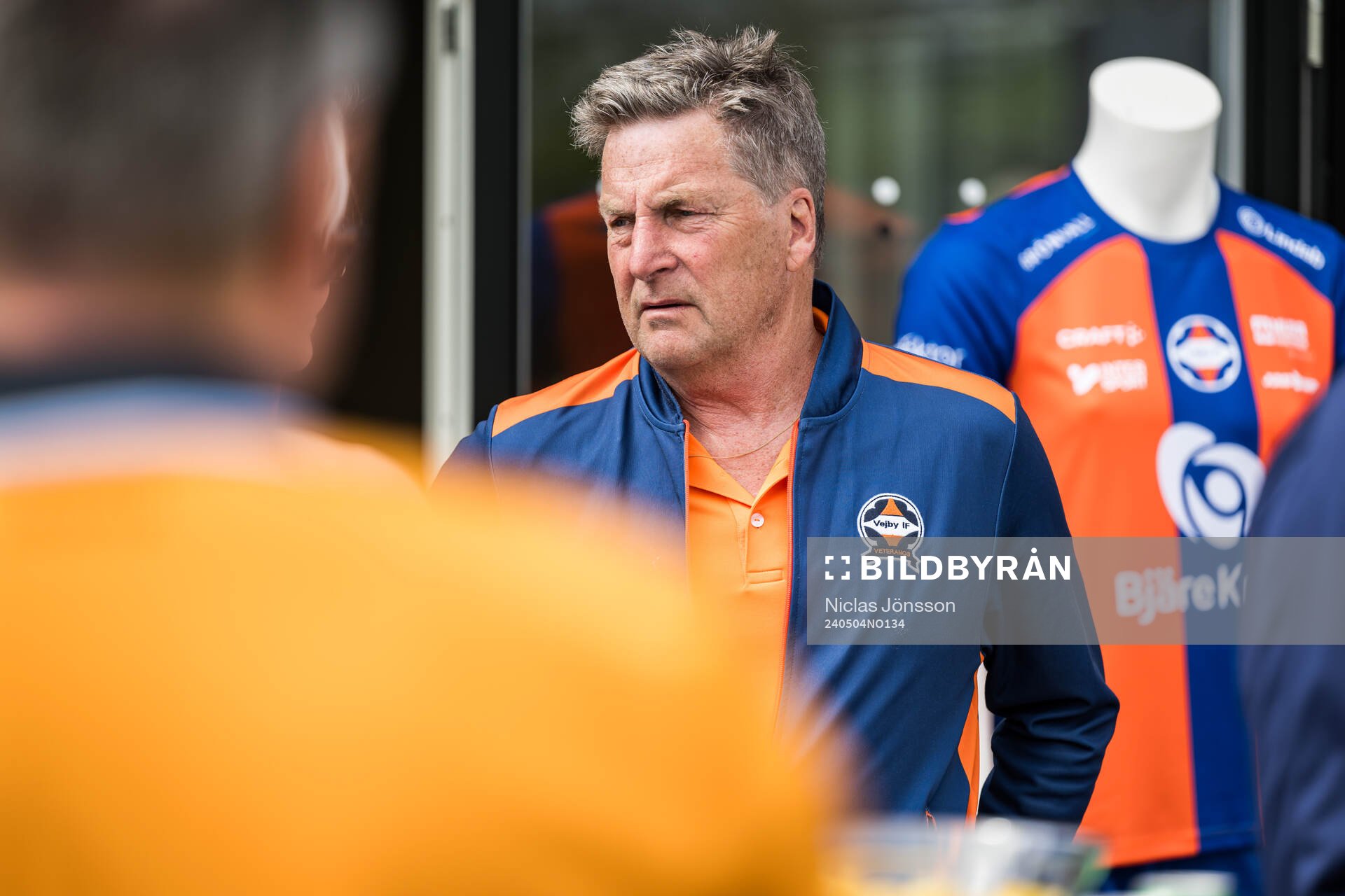 Håkan Eriksson, ordförande i Vejby IF, innan fotbollsmatchen i Division 3 Sydvästra Götaland mellan Vejby och Åstorp den 4 maj 2024 i Vejbystrand.