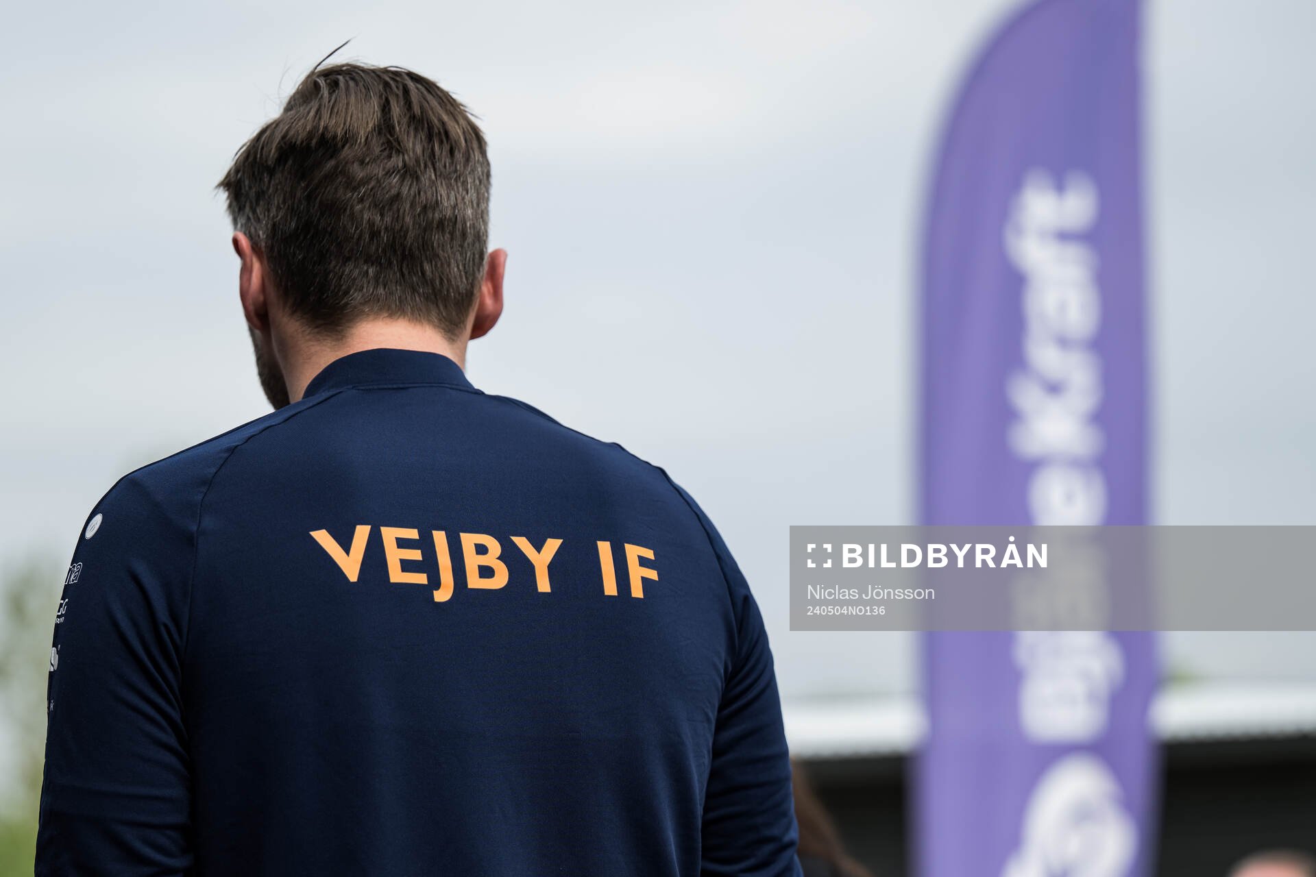 En tröja med texten Vejby IF, innan fotbollsmatchen i