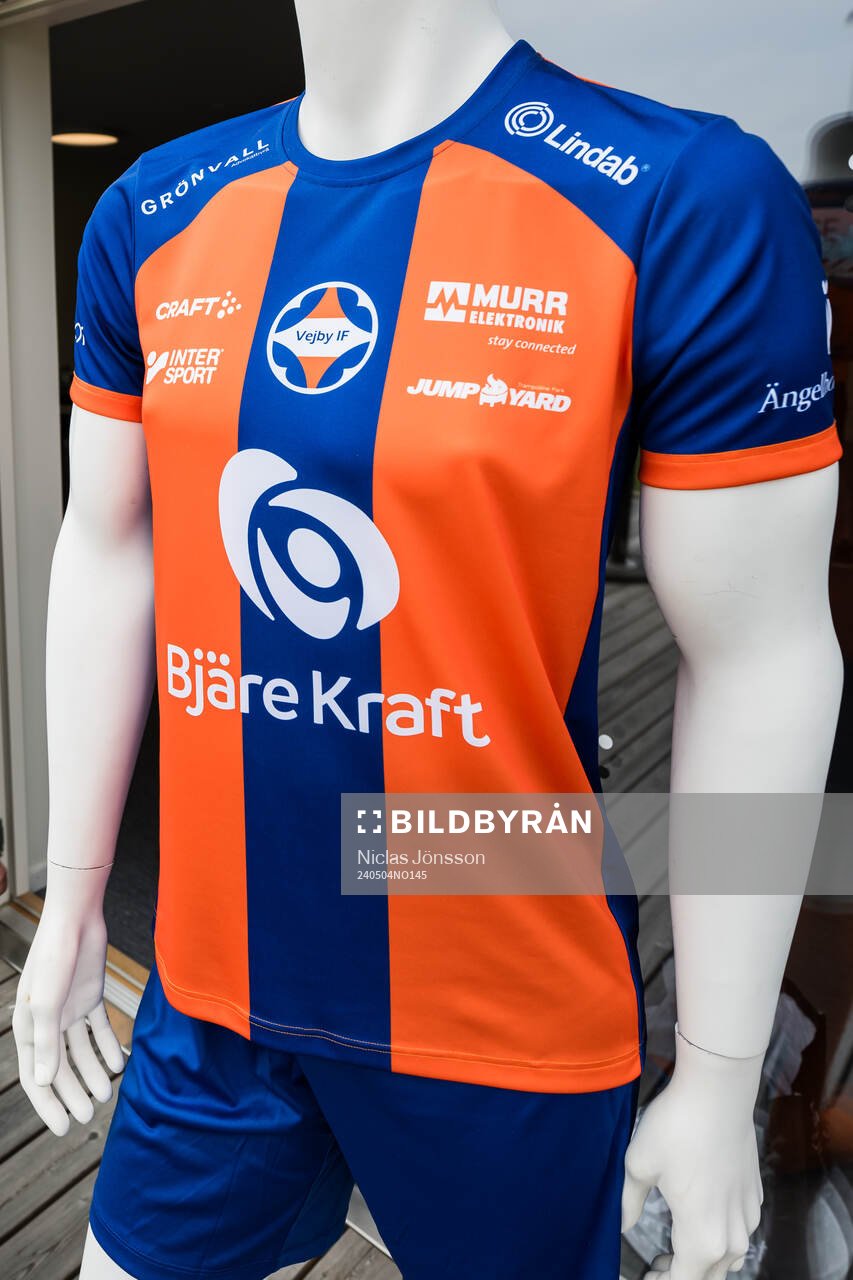 s matchtröja innan fotbollsmatchen i Division 3 Sydvästra