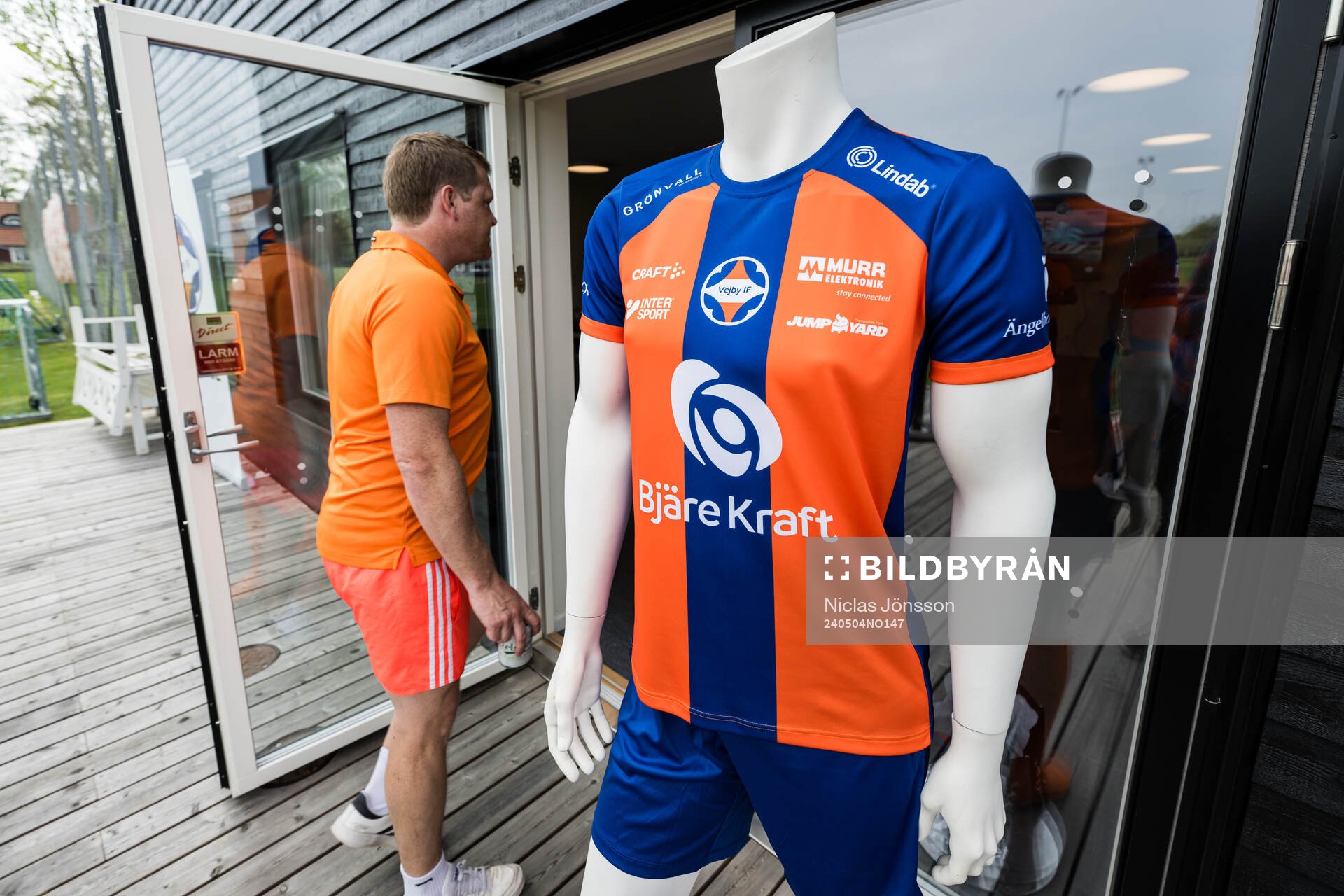 s matchtröja innan fotbollsmatchen i Division 3 Sydvästra