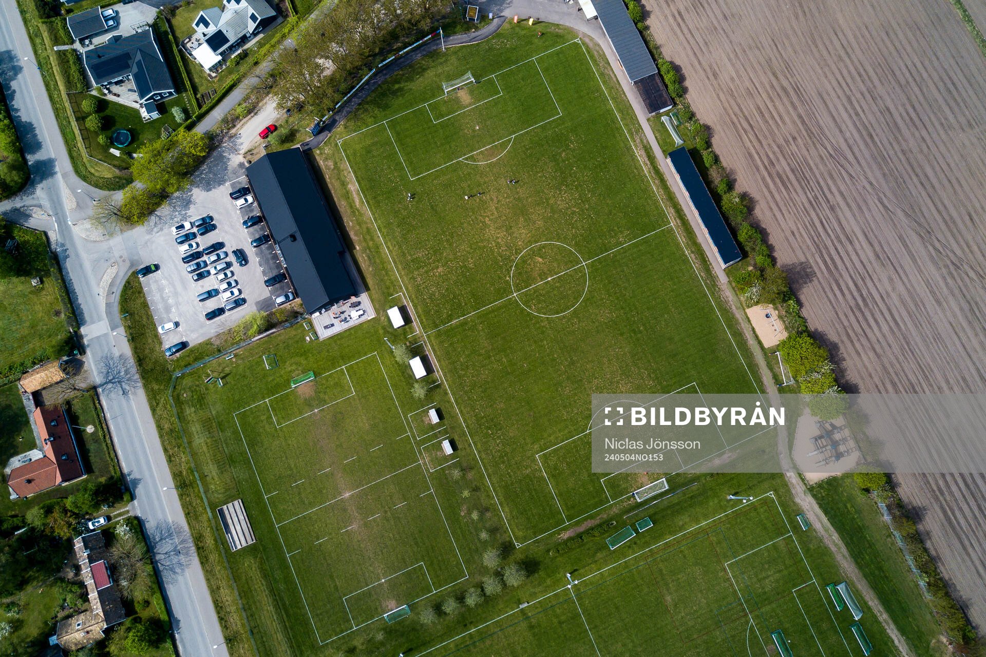 Drönarbild över Vejby IP innan fotbollsmatchen i Division 3 Sydvästra Götaland mellan Vejby och Åstorp den 4 maj 2024 i Vejbystrand.