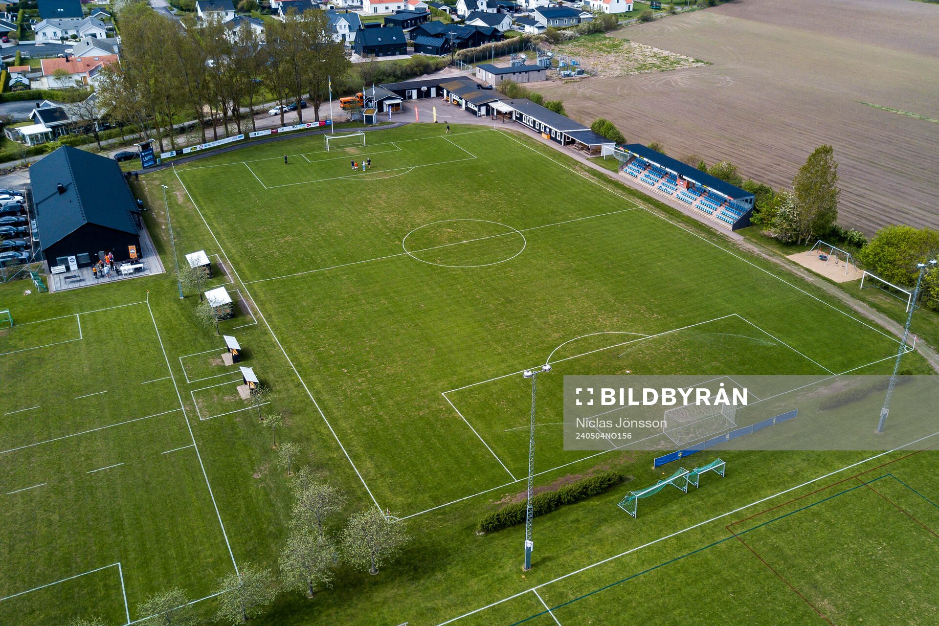 Drönarbild över Vejby IP innan fotbollsmatchen i Division 3 Sydvästra Götaland mellan Vejby och Åstorp den 4 maj 2024 i Vejbystrand.