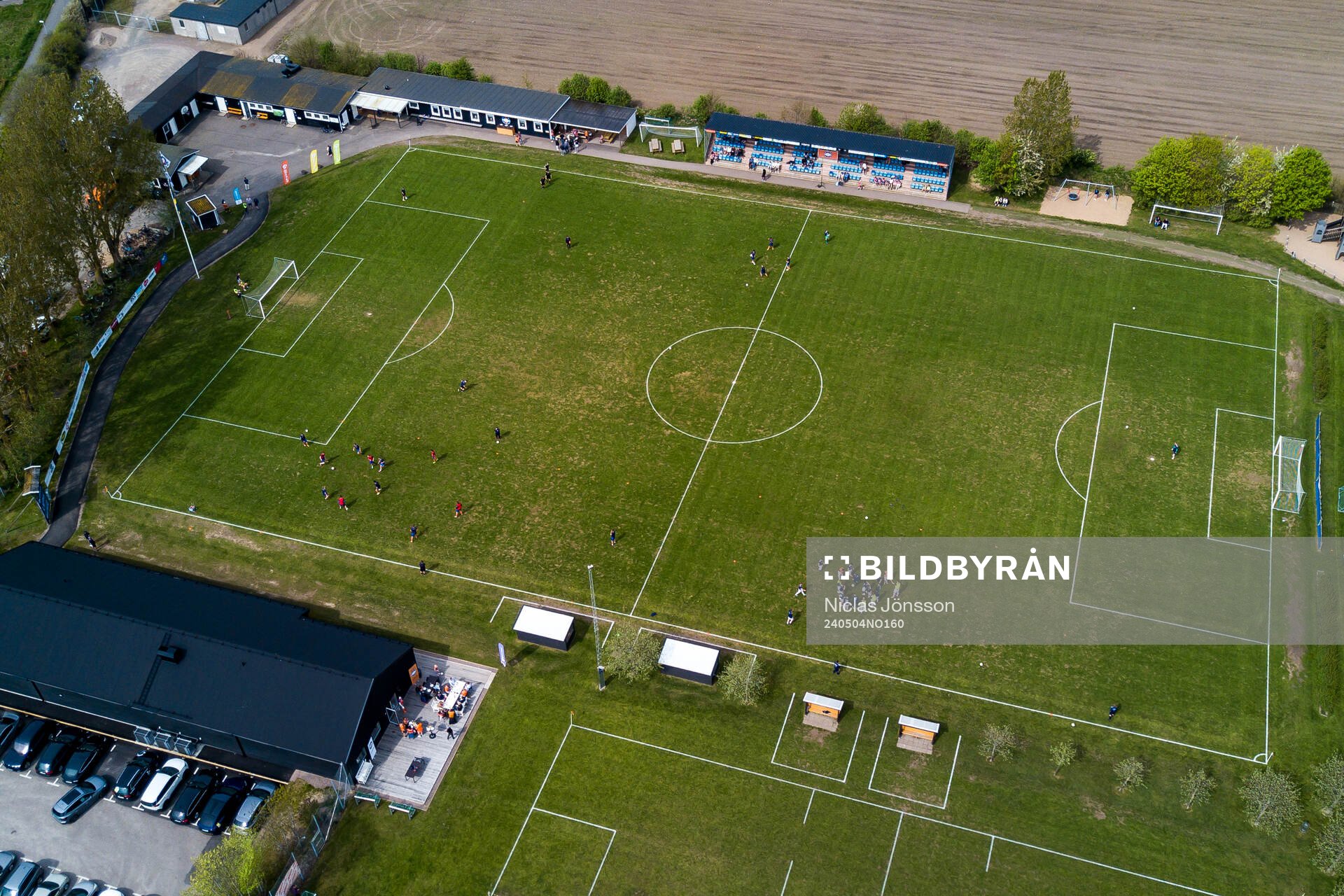 Drönarbild över Vejby IP innan fotbollsmatchen i Division 3 Sydvästra Götaland mellan Vejby och Åstorp den 4 maj 2024 i Vejbystrand.