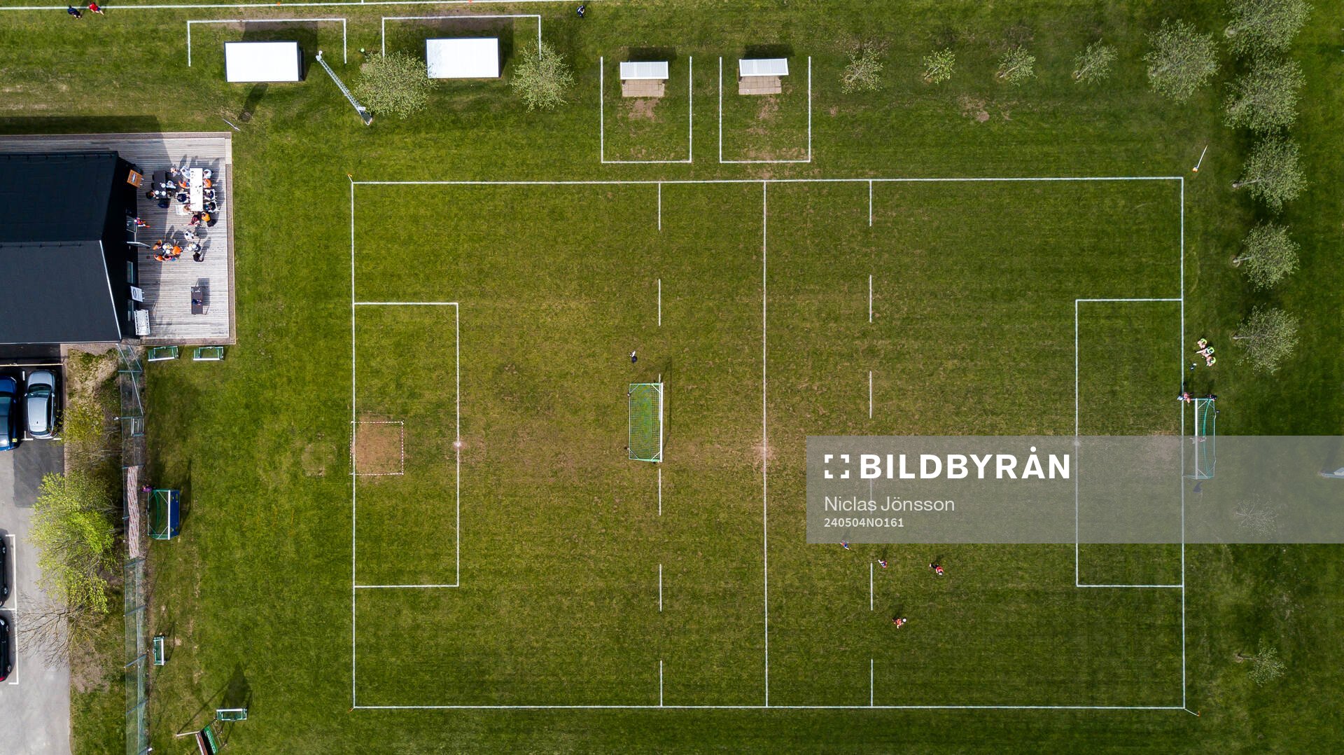Drönarbild över Vejby IP innan fotbollsmatchen i Division 3 Sydvästra Götaland mellan Vejby och Åstorp den 4 maj 2024 i Vejbystrand.
