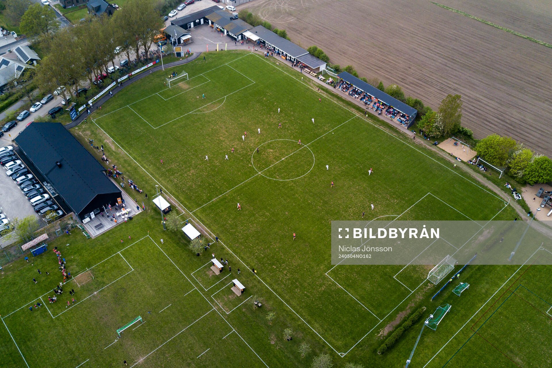 Drönarbild över Vejby IP innan fotbollsmatchen i Division 3 Sydvästra Götaland mellan Vejby och Åstorp den 4 maj 2024 i Vejbystrand.