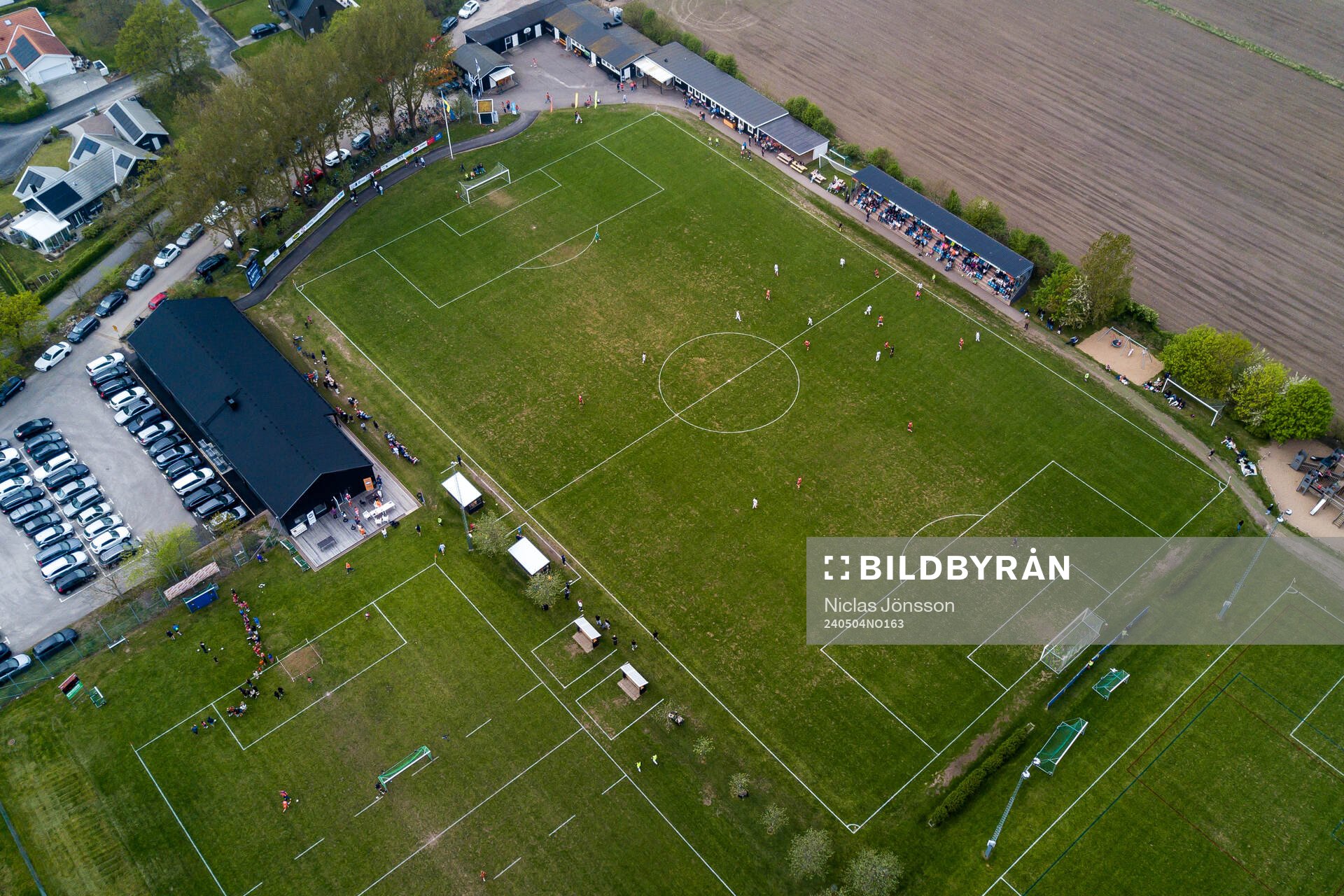 Drönarbild över Vejby IP innan fotbollsmatchen i Division 3 Sydvästra Götaland mellan Vejby och Åstorp den 4 maj 2024 i Vejbystrand.