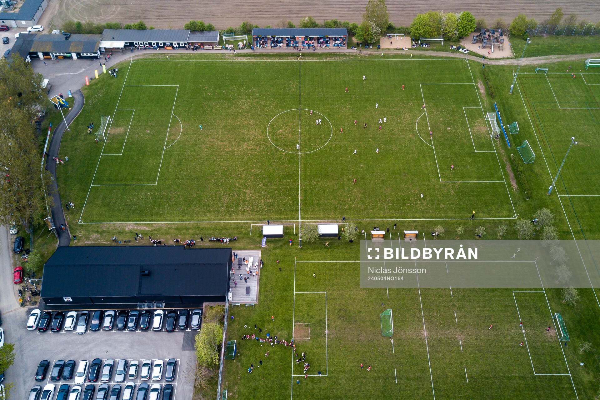 Drönarbild över Vejby IP innan fotbollsmatchen i Division 3 Sydvästra Götaland mellan Vejby och Åstorp den 4 maj 2024 i Vejbystrand.