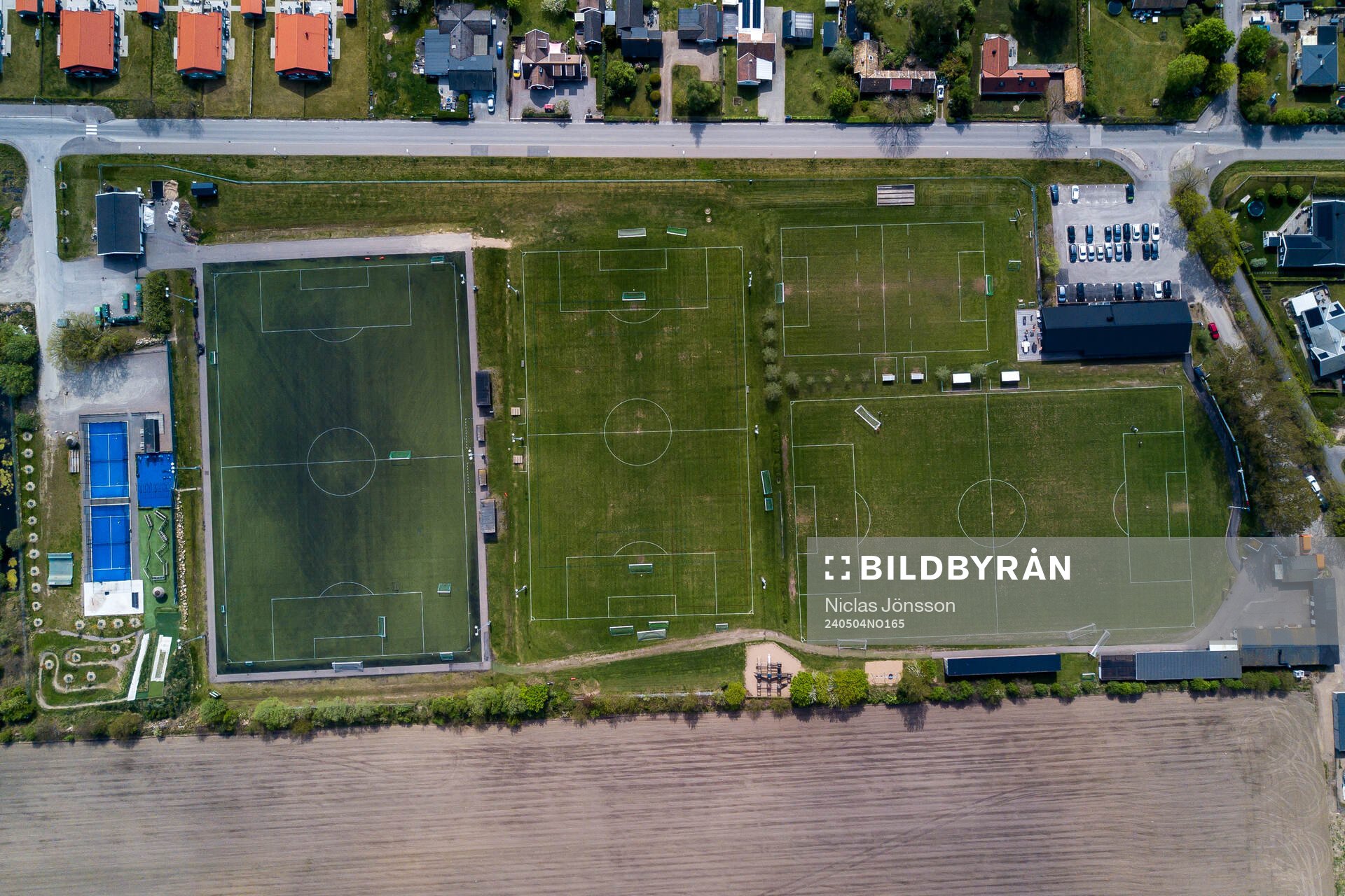 Drönarbild över Vejby IP innan fotbollsmatchen i Division 3 Sydvästra Götaland mellan Vejby och Åstorp den 4 maj 2024 i Vejbystrand.