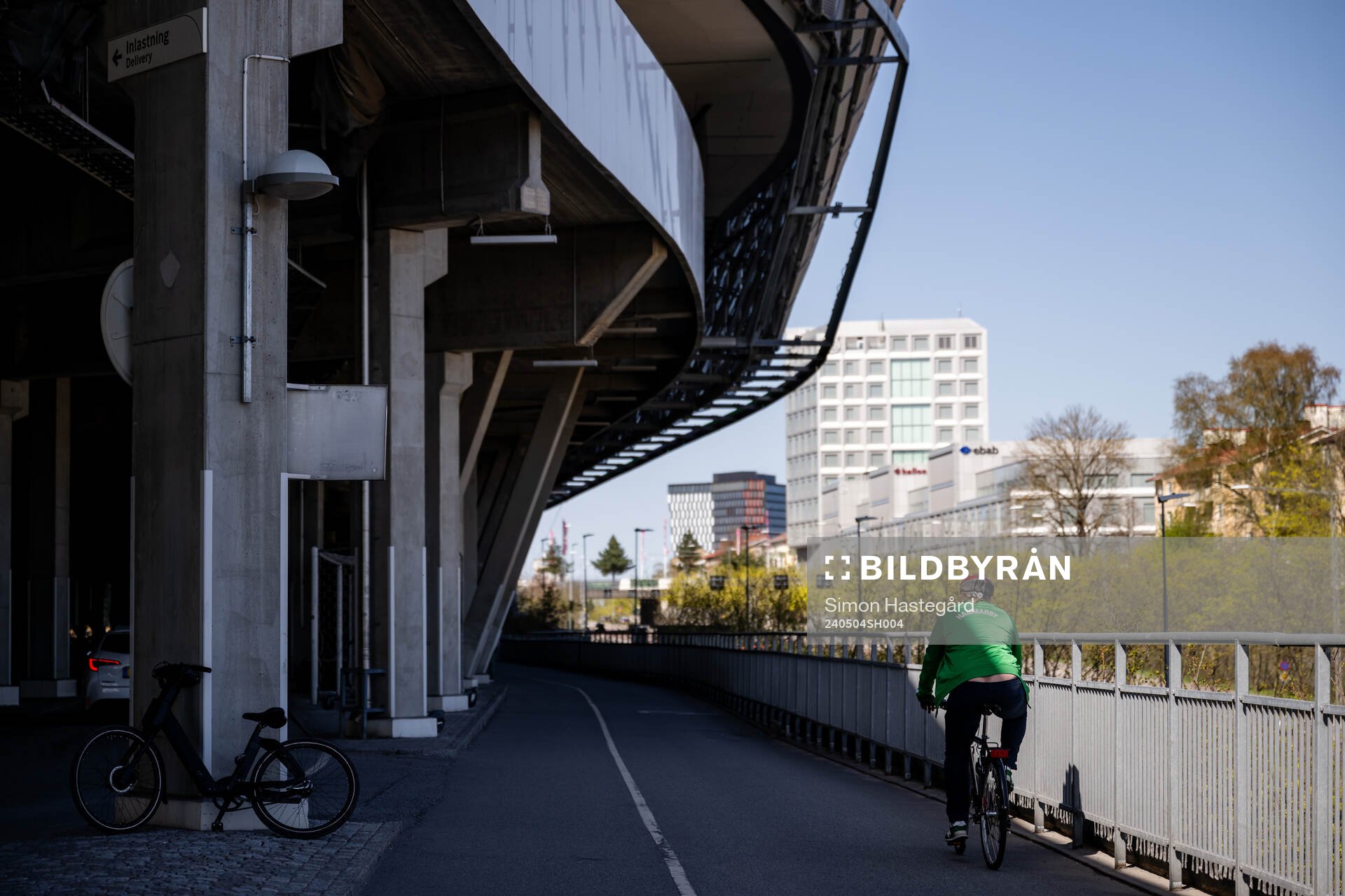 Cyklist utanför Tele2 Arena