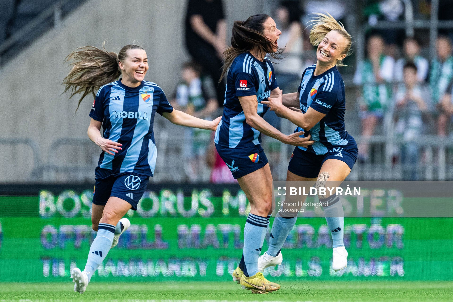 Djurgårdens Beata Kollmats och Tove Almqvist jublar