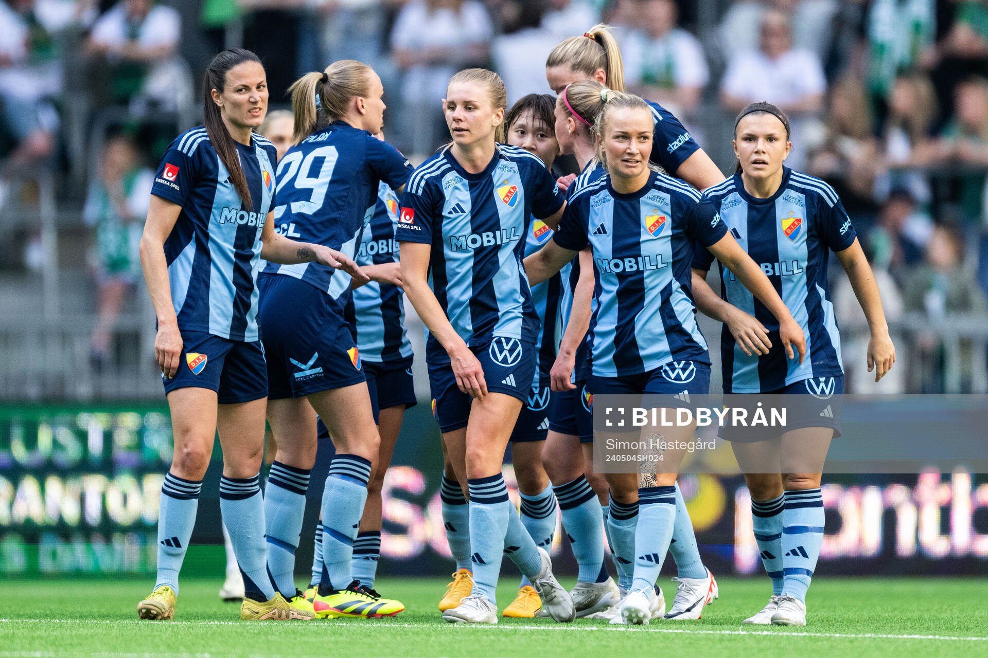 Djurgårdens Tove Almqvist jublar efter 0-1 under fotbollsmatchen i Damallsvenskan mellan Hammarby och Djurgården den 4 maj 2024 i Stockholm.