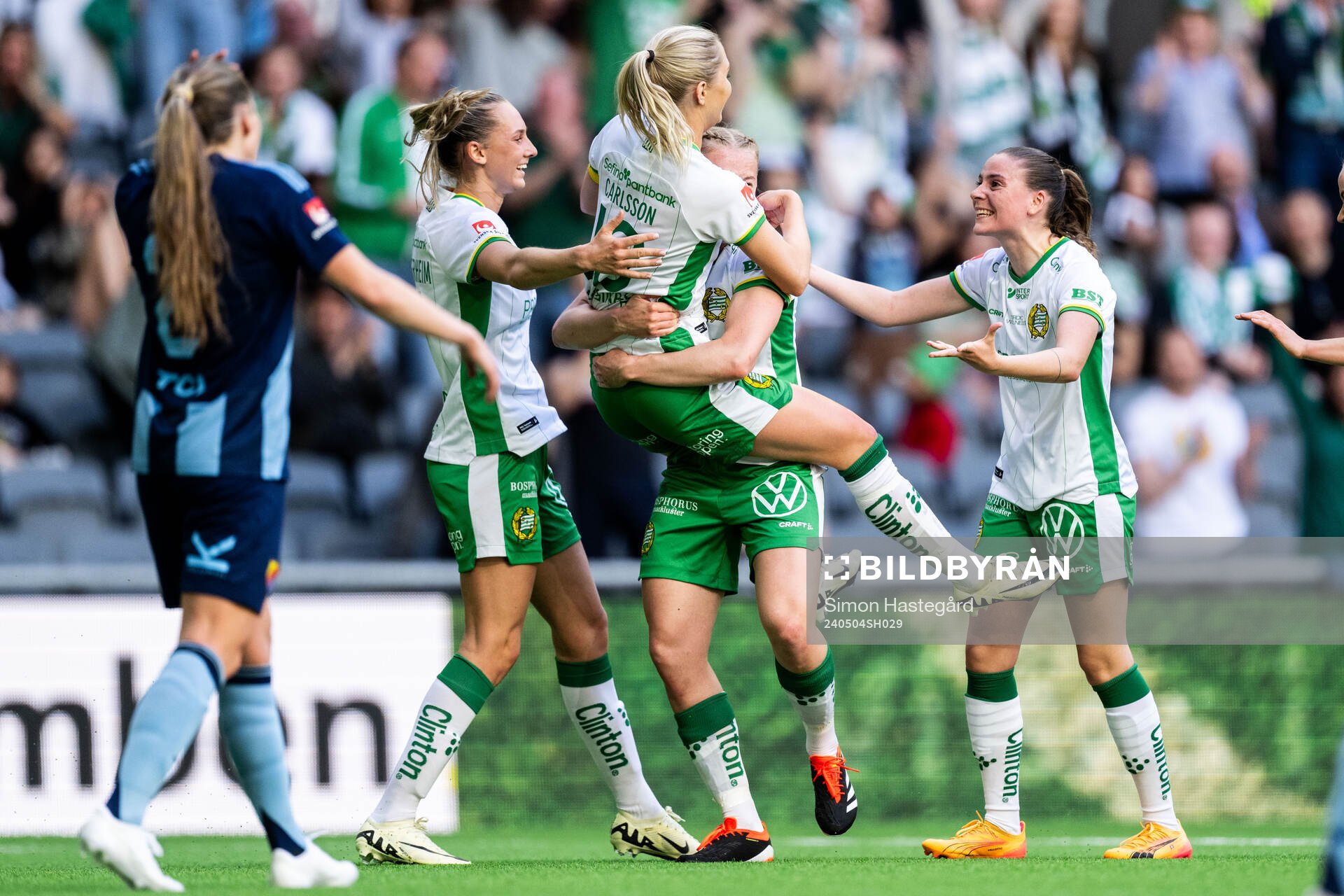 Hammarbys Alice Carlsson jublar med lagkamrater