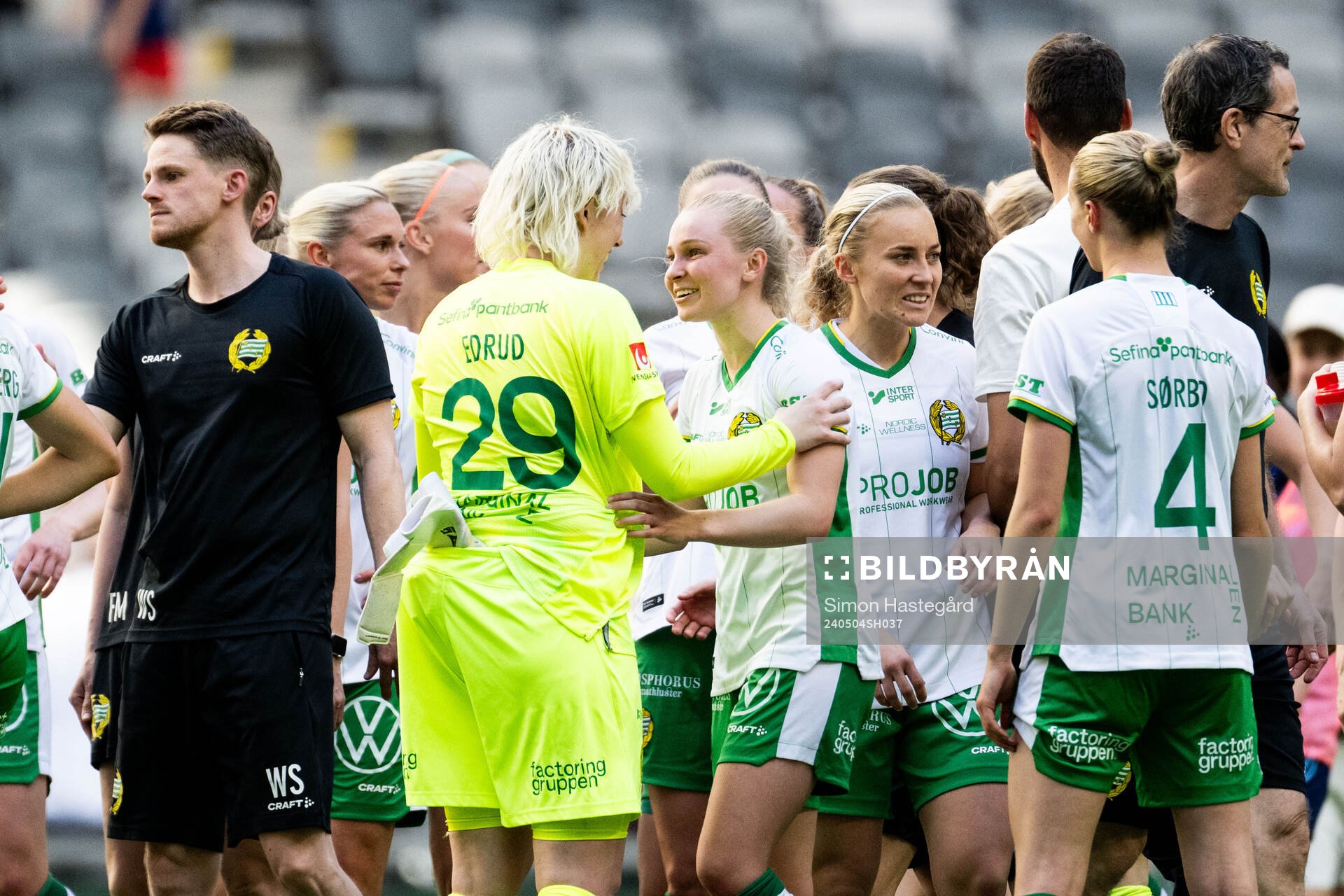 Hammarbys målvakt Moa Edrud jublar med Anna Jøsendal