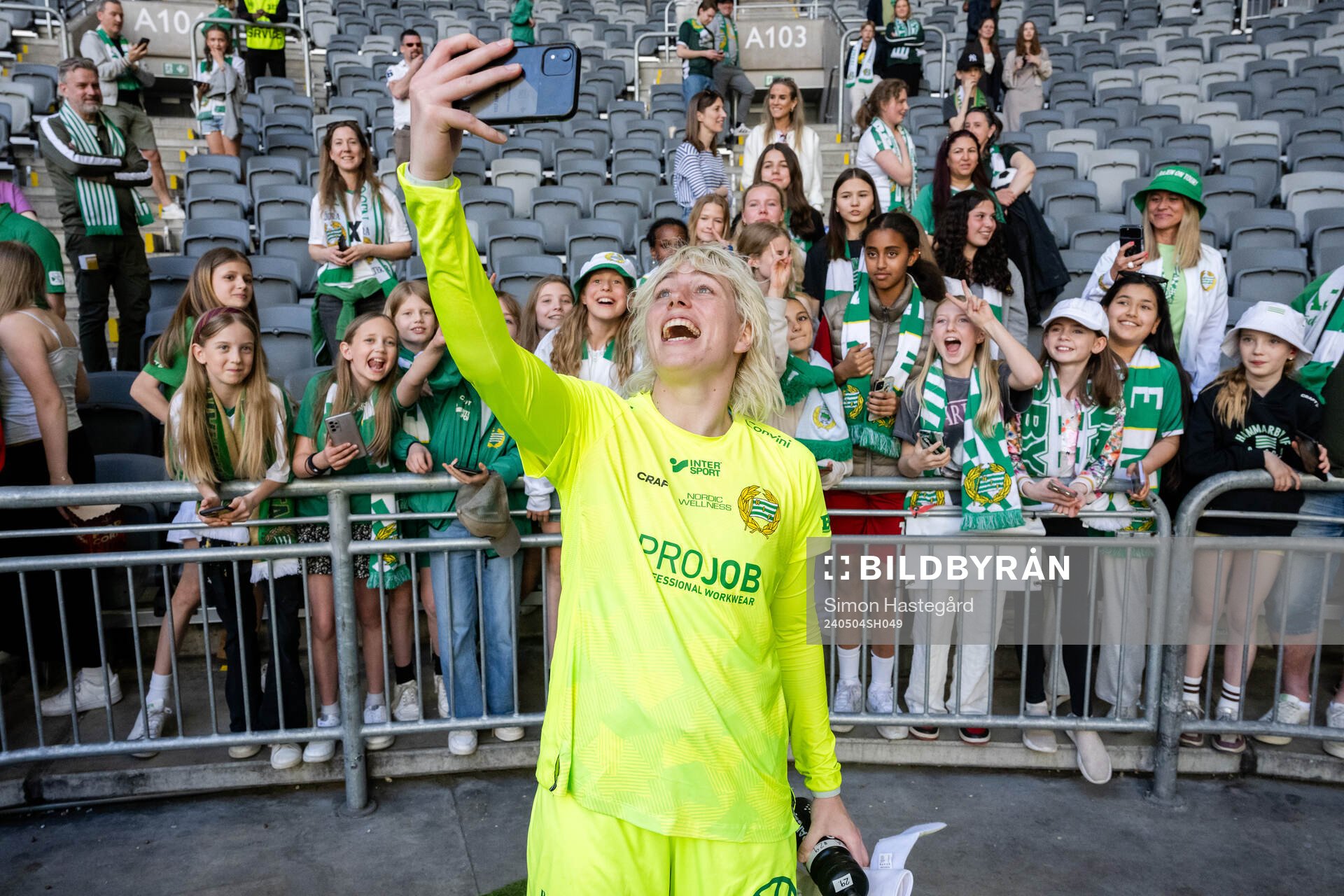 Hammarbys målvakt Moa Edrud jublar med supportrar