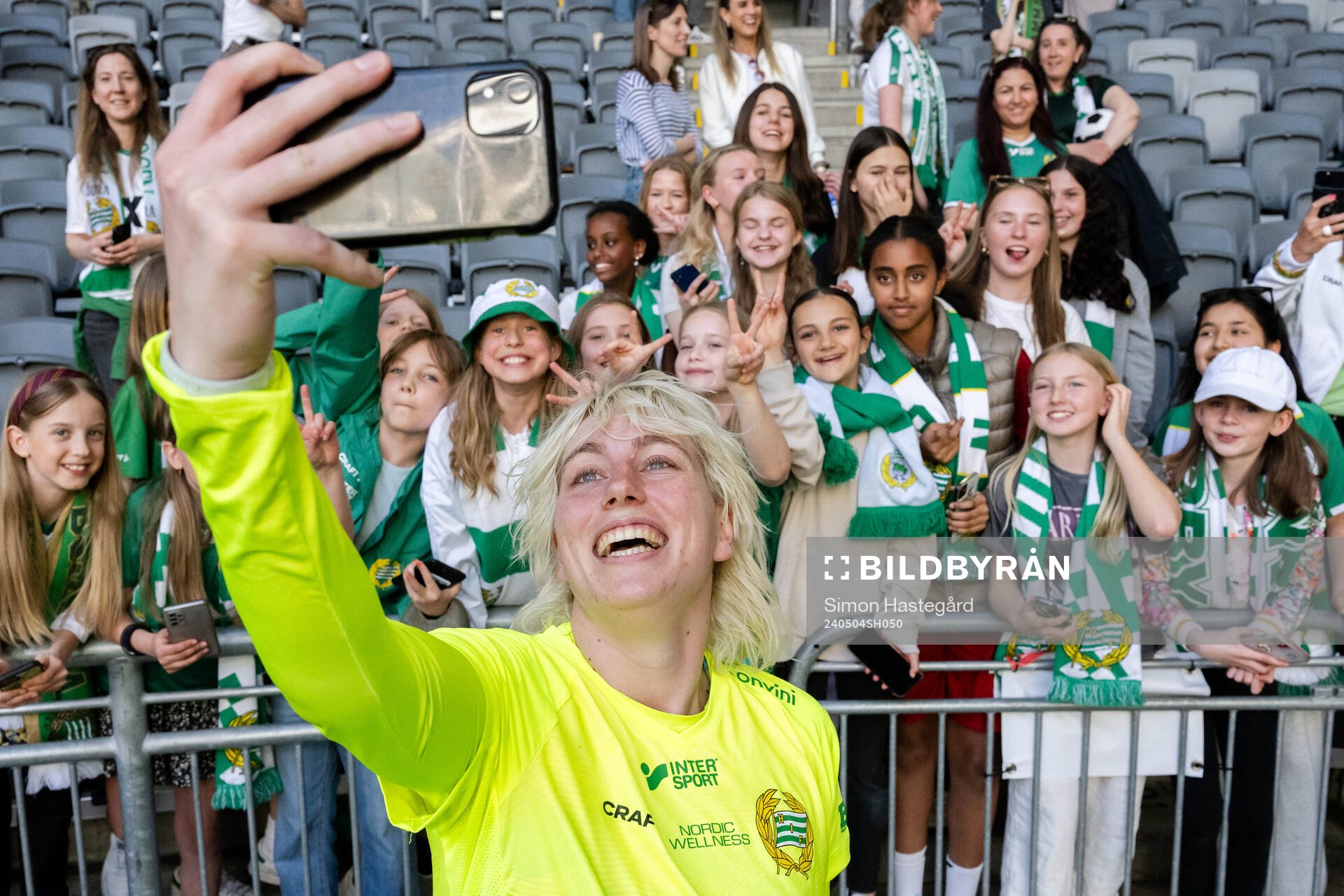 Hammarbys målvakt Moa Edrud jublar med supportrar