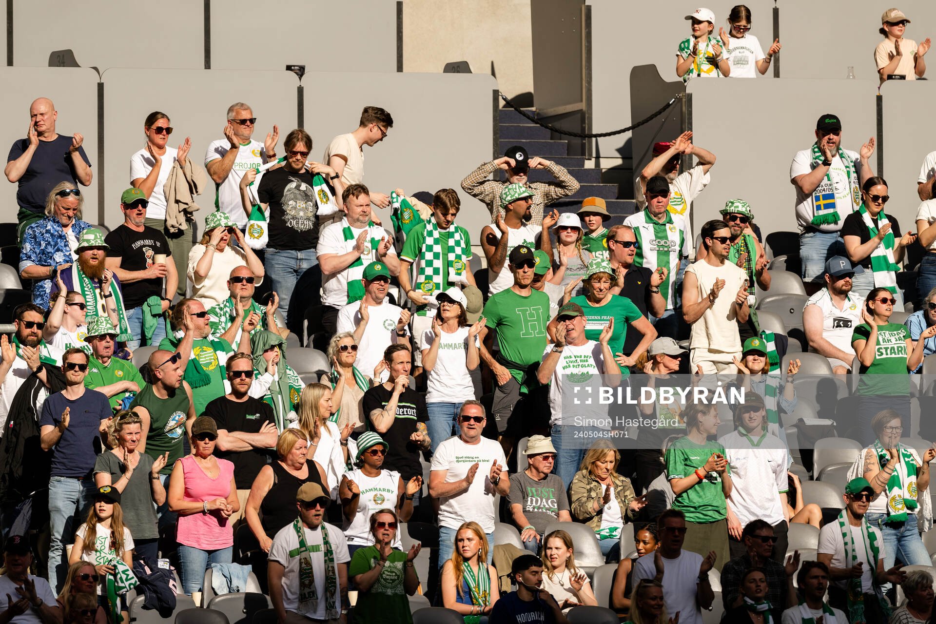 Hammarbys supportar under fotbollsmatchen i Damallsvenskan mellan Hammarby och Djurgården den 4 maj 2024 i Stockholm. 